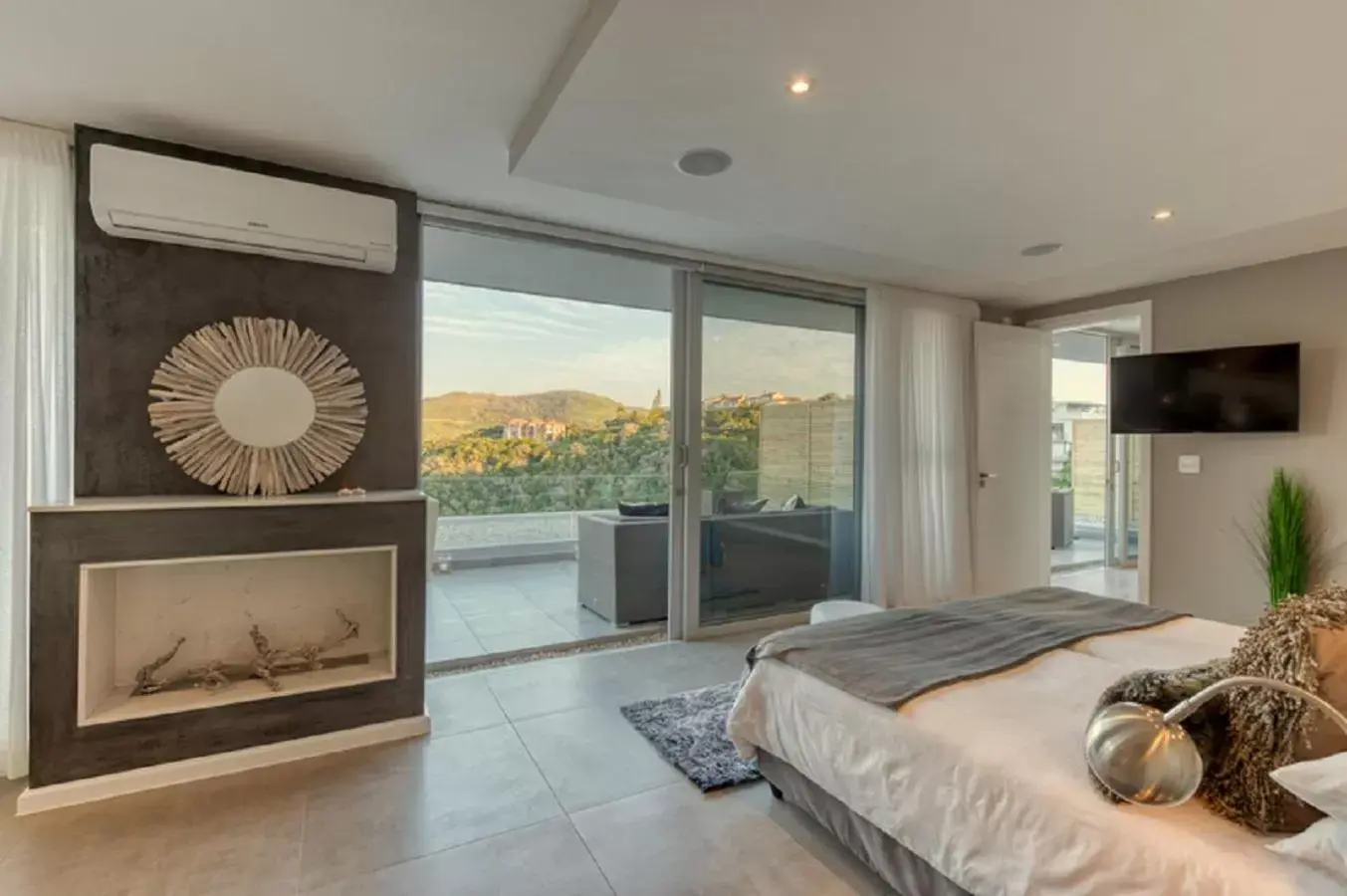 Bedroom, Bed in Crown on the Heads Bedroom, Bed in Crown on the Heads