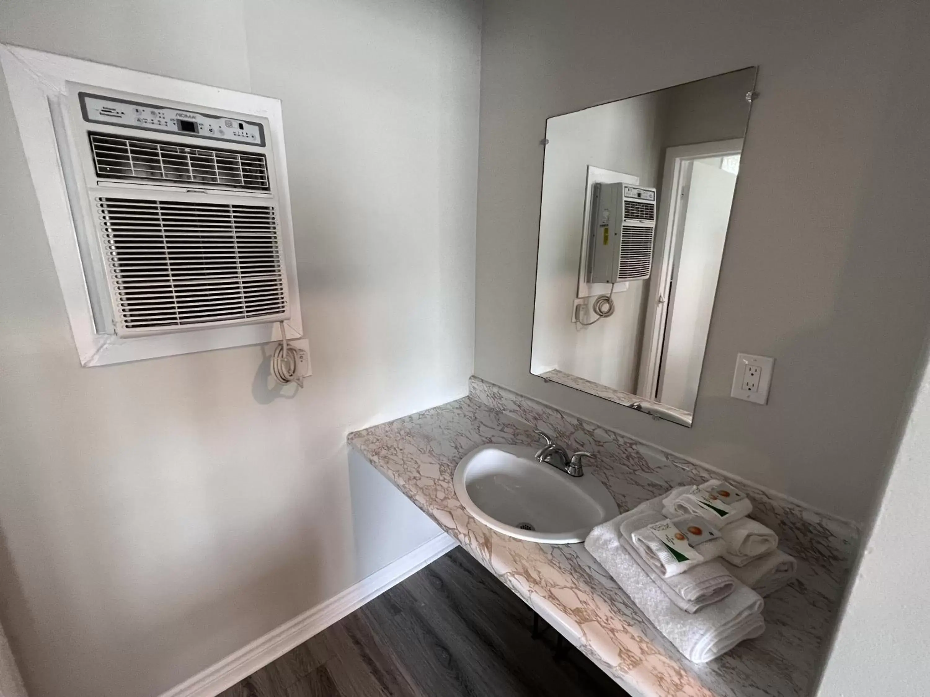 towels, Bathroom in Elect Inn 5