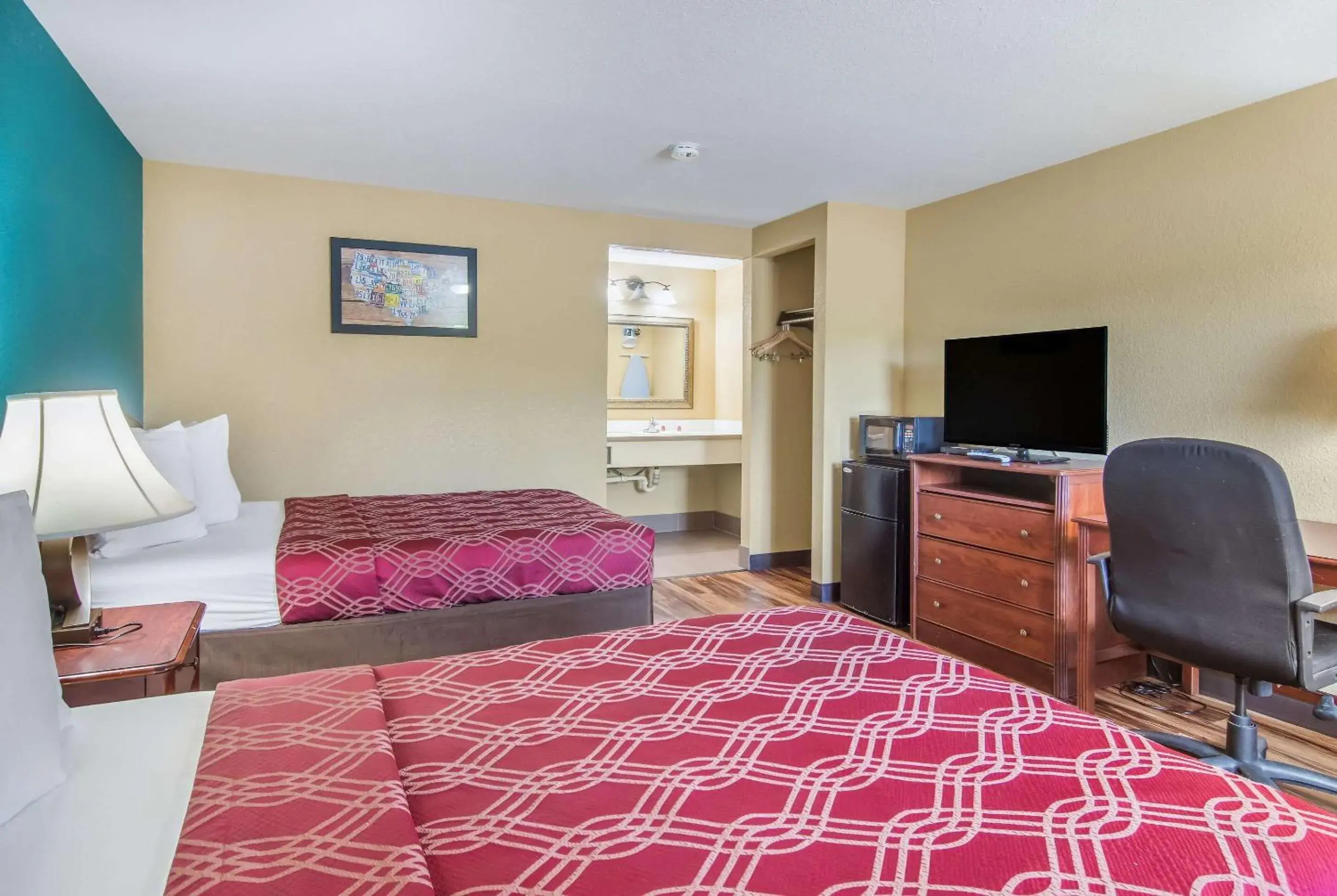 Standard Room 2 Queen Beds - Non Smoking in Econo Lodge Hotel Bradford Standard Room 2 Queen Beds - Non Smoking in Econo Lodge Hotel Bradford