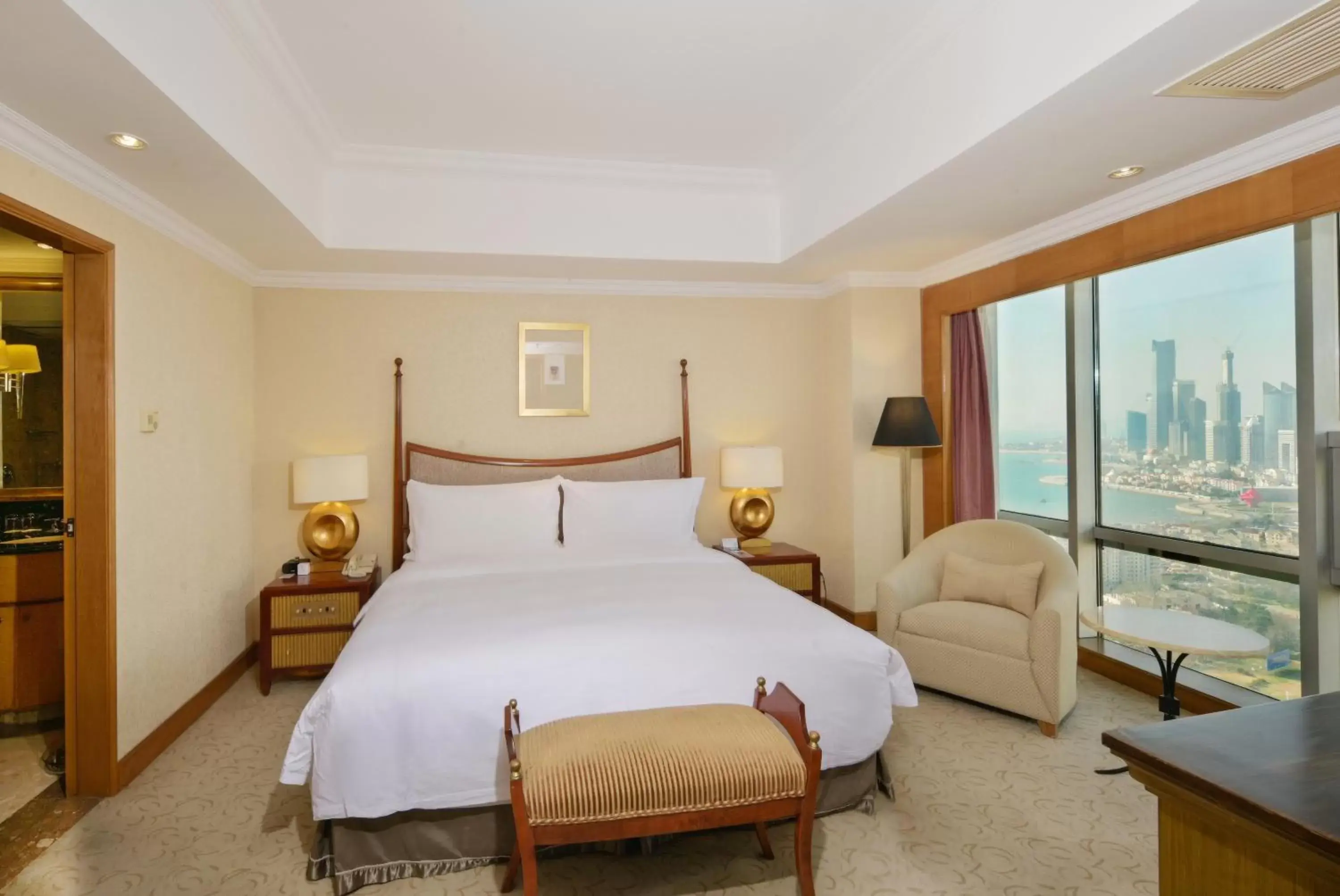 Photo of the whole room, Bed in Crowne Plaza Qingdao, an IHG Hotel