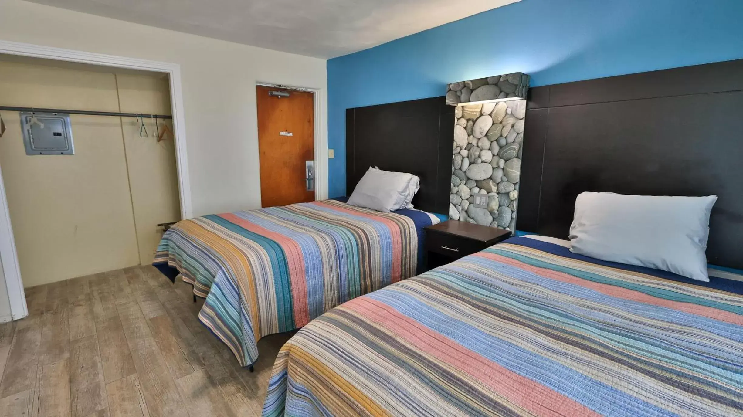 Photo of the whole room, Bed in Driftwood Beach Motel