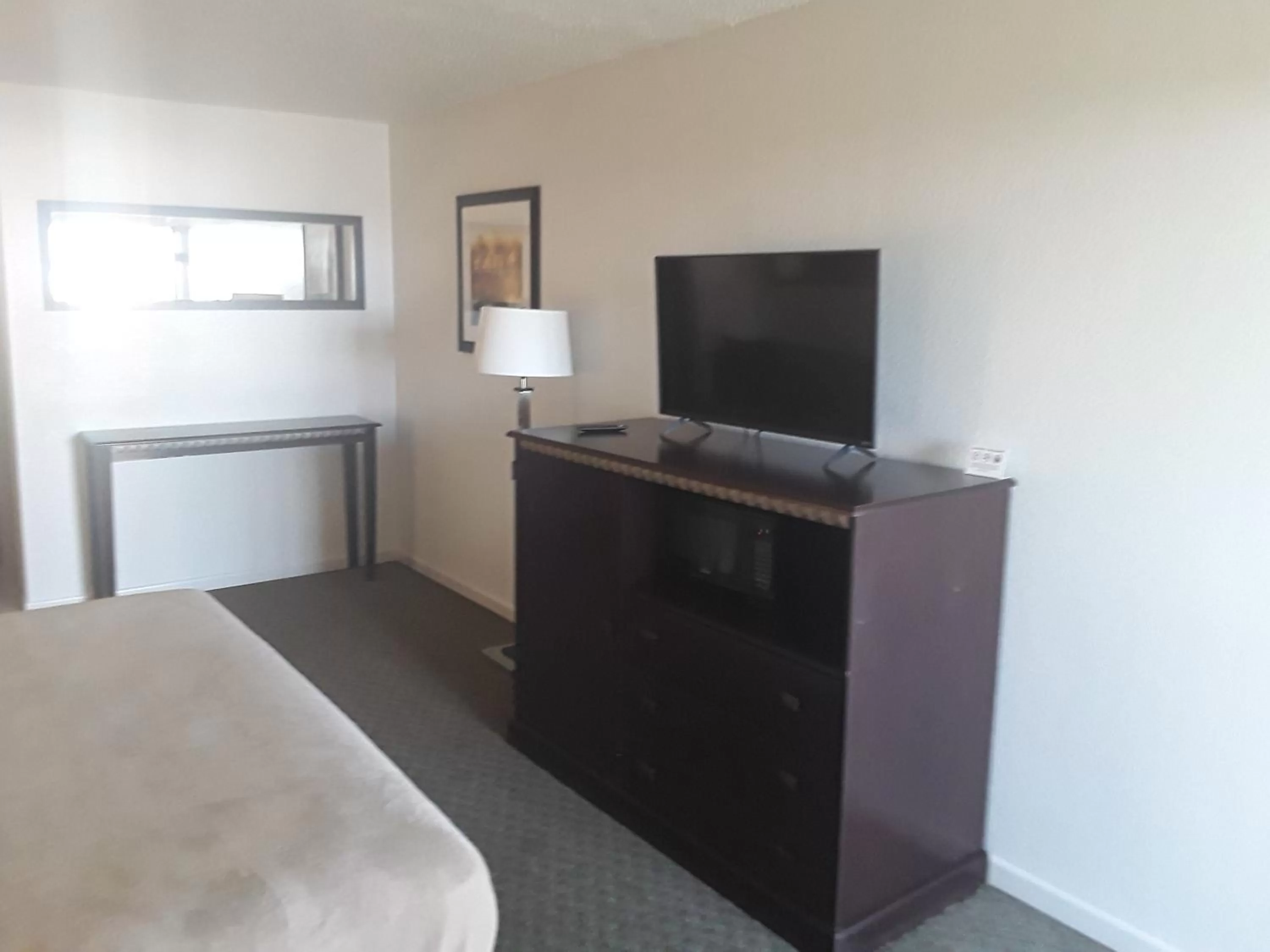 TV and multimedia, TV/Entertainment Center in Italy Inn