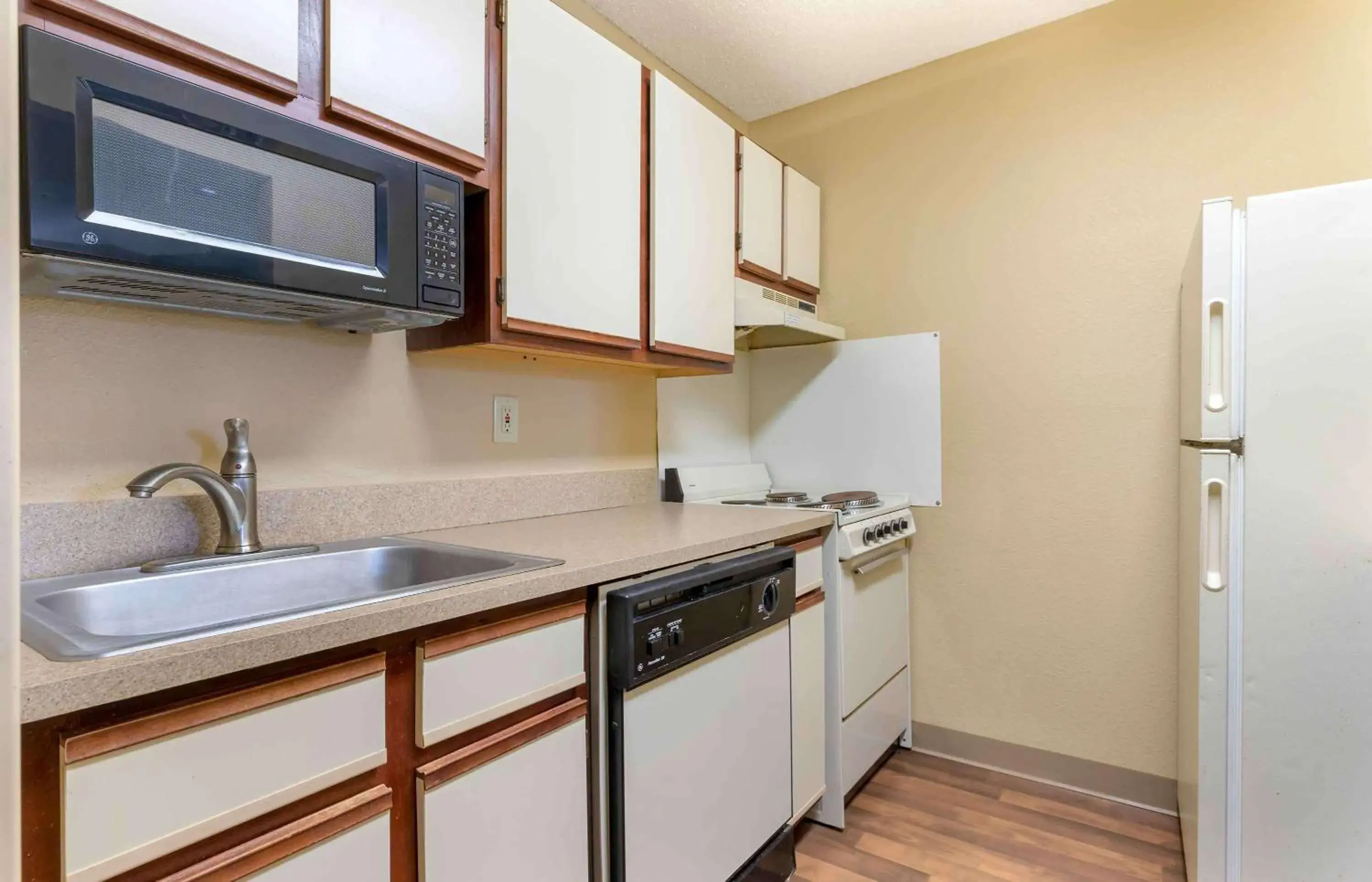 Bedroom, Kitchen/Kitchenette in Extended Stay America Suites - Tulsa - Midtown