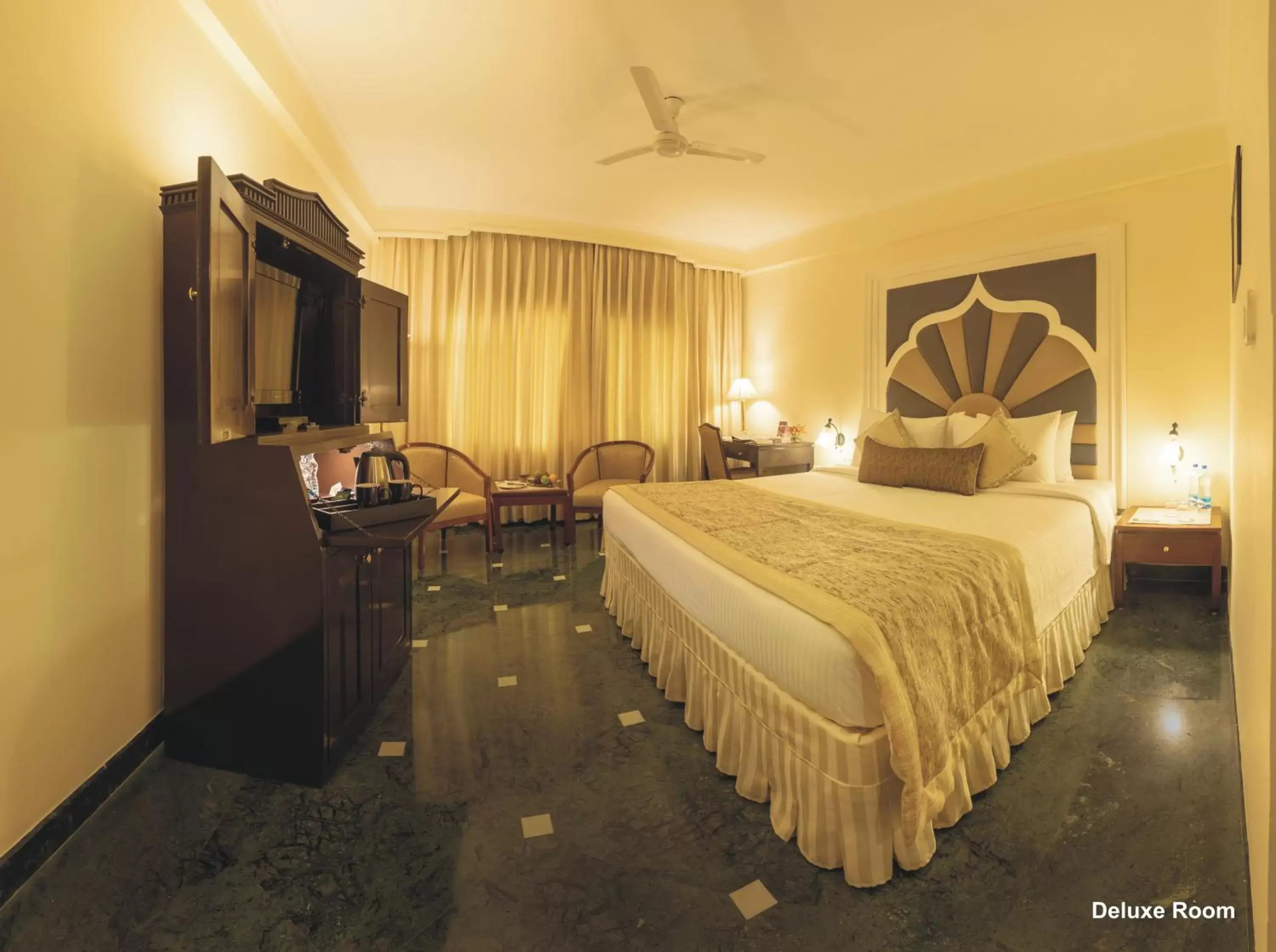 Bed in Hotel Clarks Shiraz