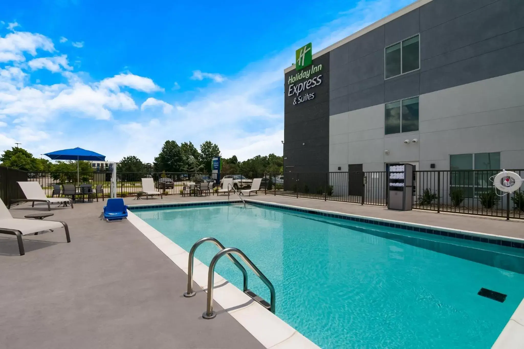 Swimming Pool in Holiday Inn Express & Suites - Springdale - Fayetteville Area