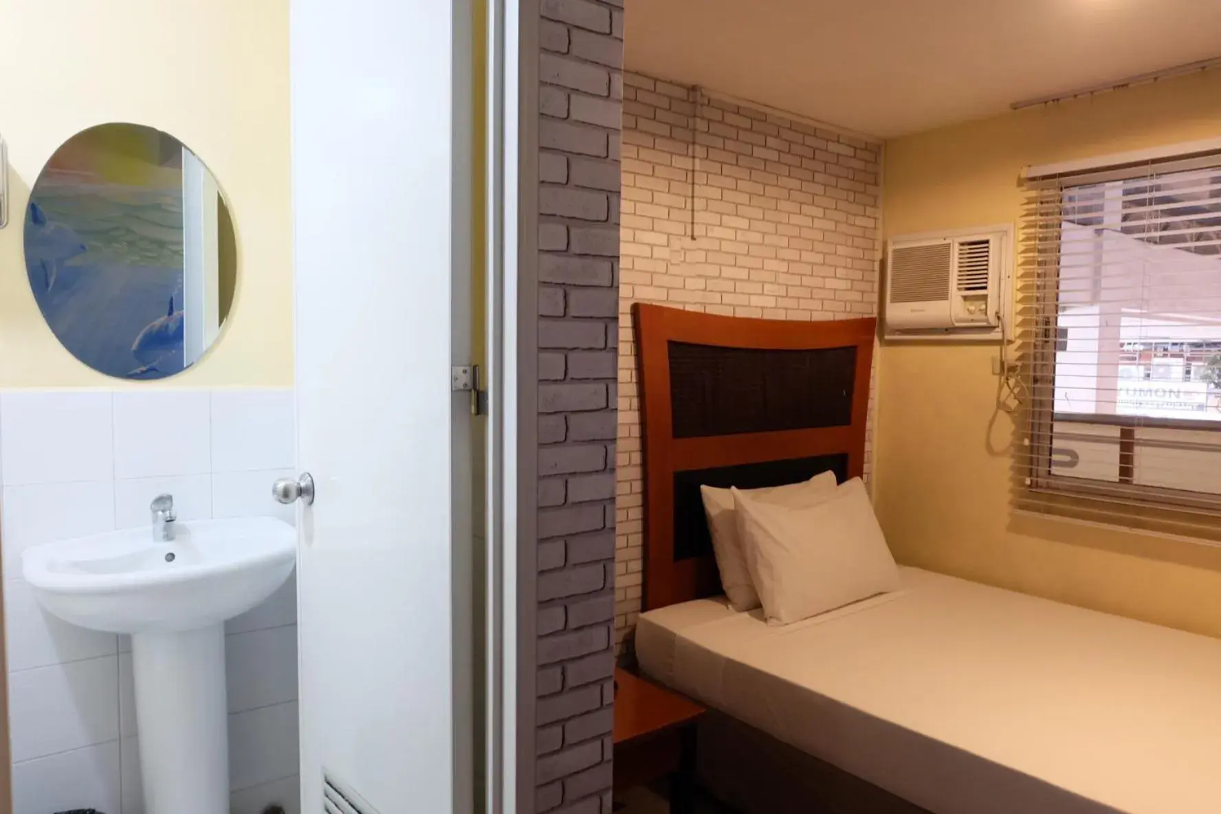 Bedroom, Bathroom in Spaces Hotel Makati - People & Pets