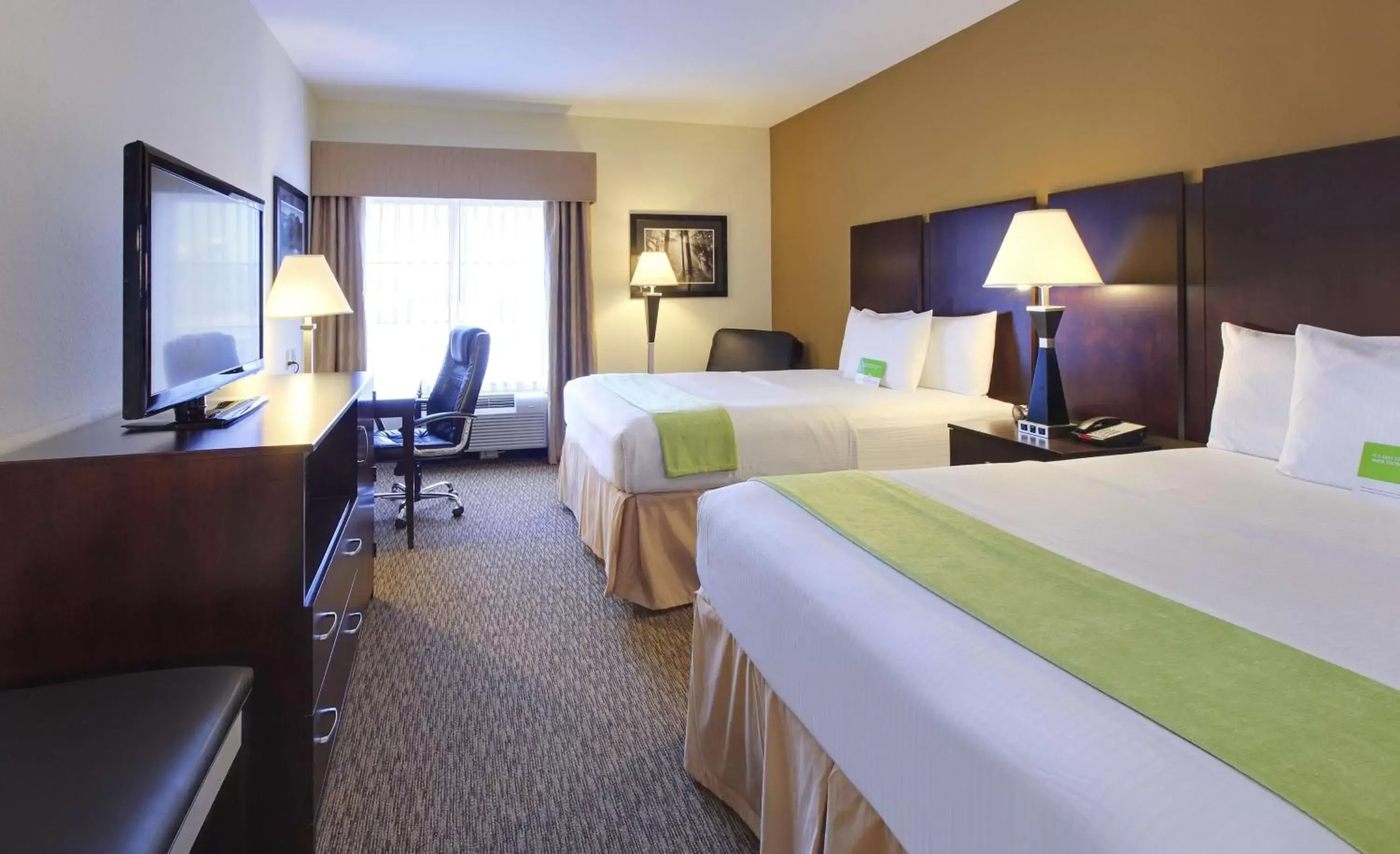 Photo of the whole room, Bed in La Quinta by Wyndham Memphis Wolfchase
