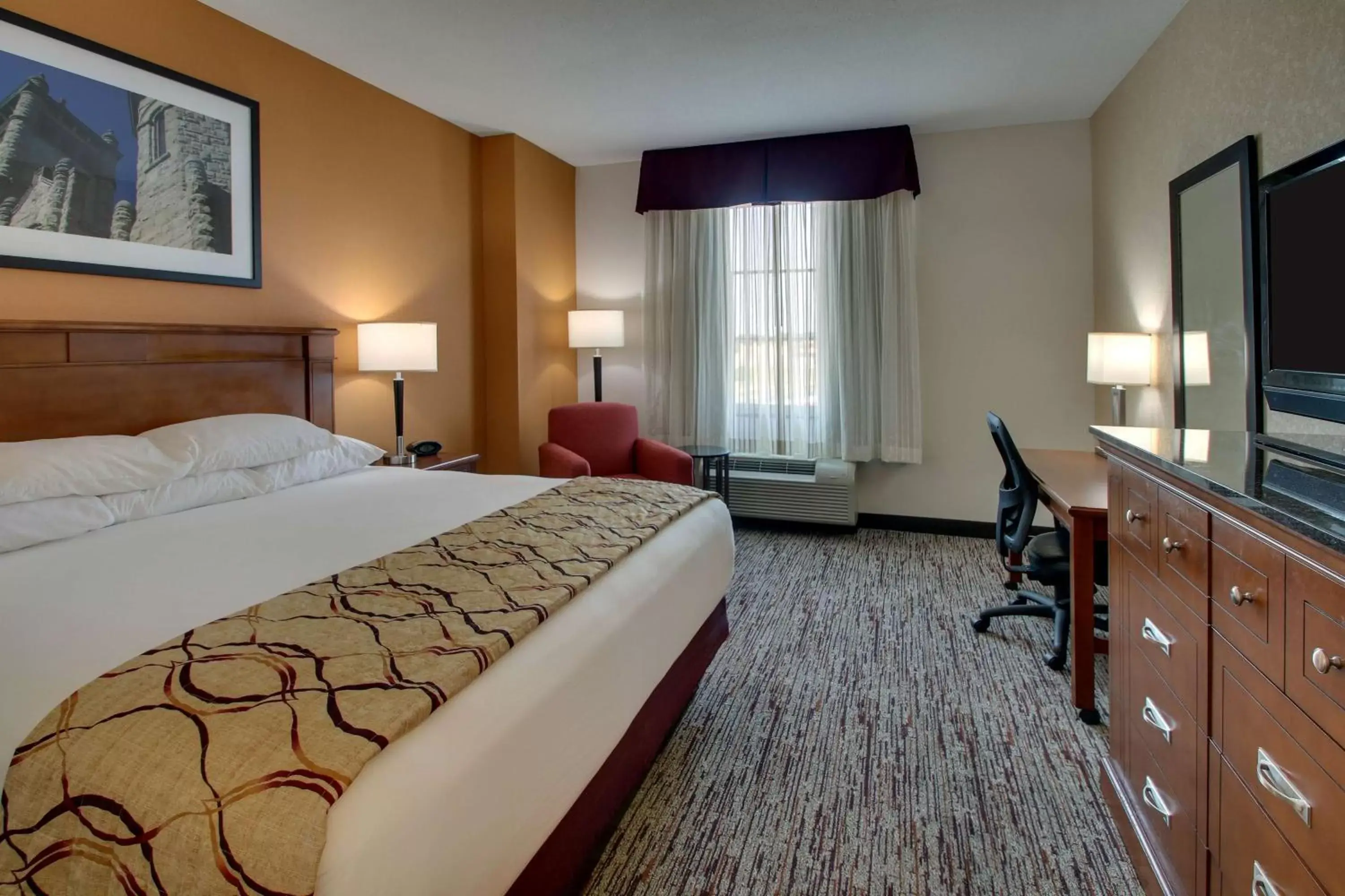 Photo of the whole room, Bed in Drury Inn & Suites Findlay