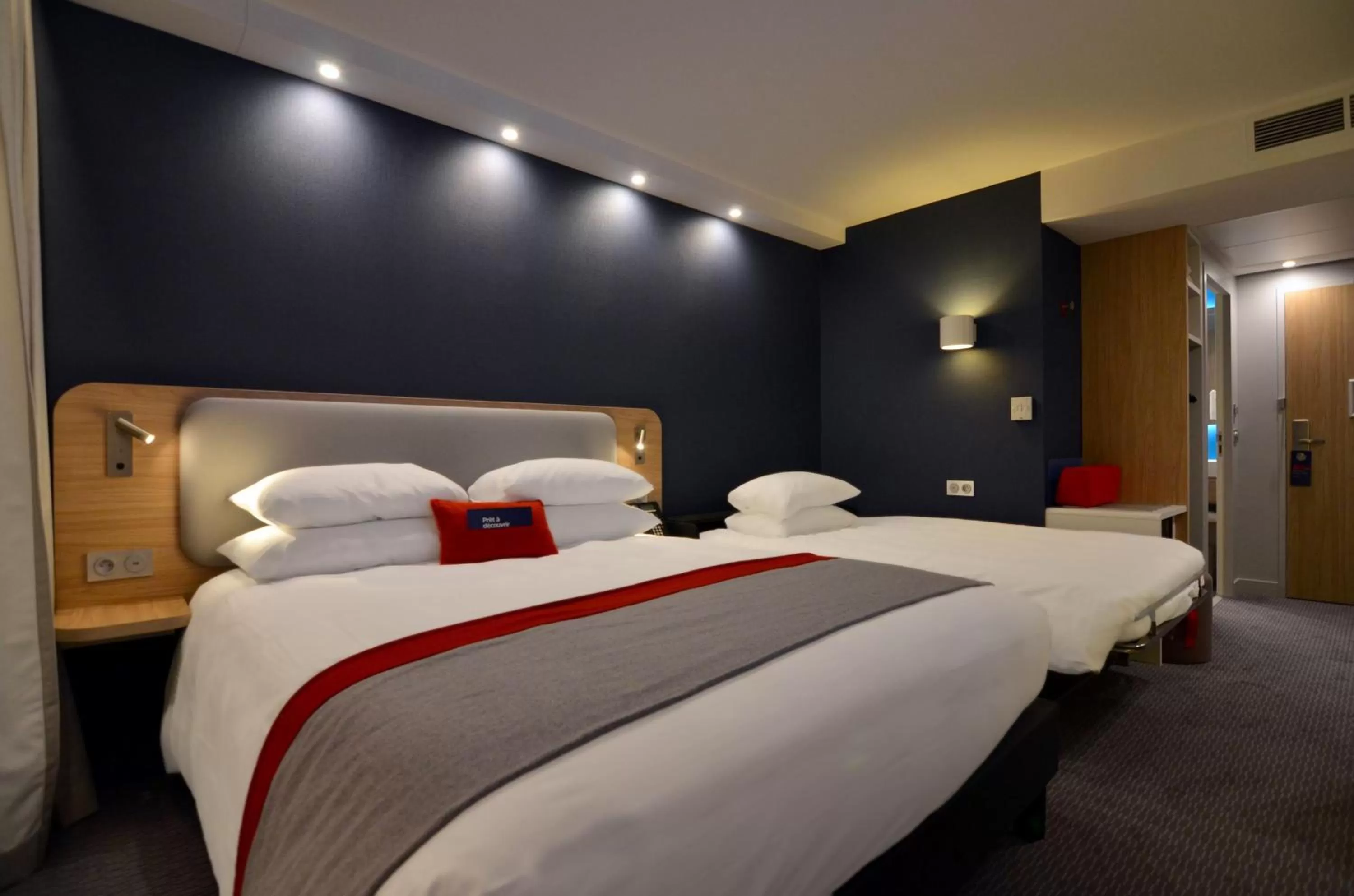 Photo of the whole room, Bed in Holiday Inn Express - Paris - CDG Airport by IHG