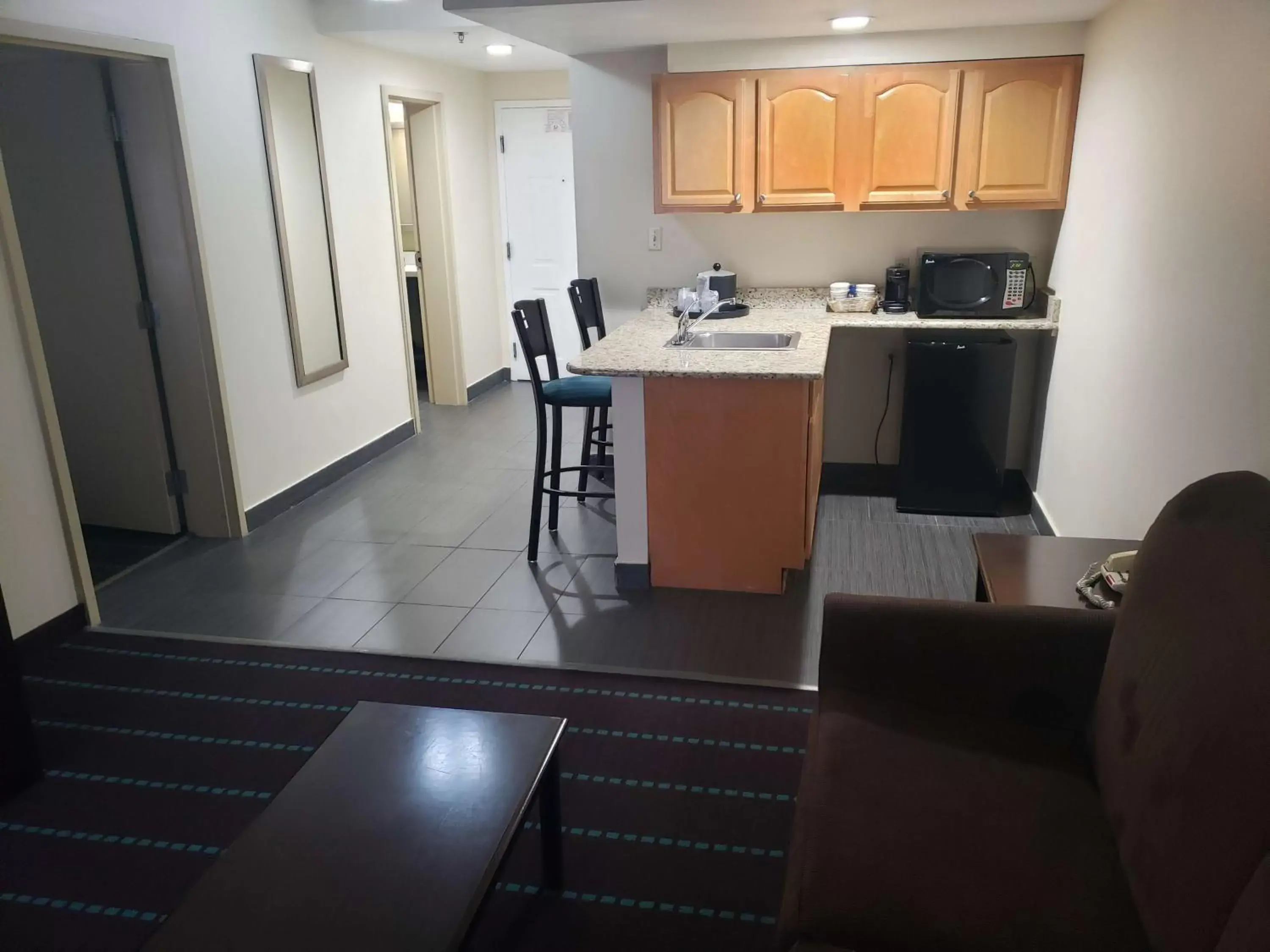 Photo of the whole room, Kitchen/Kitchenette in Best Western Plus Sanford Airport/Lake Mary Hotel