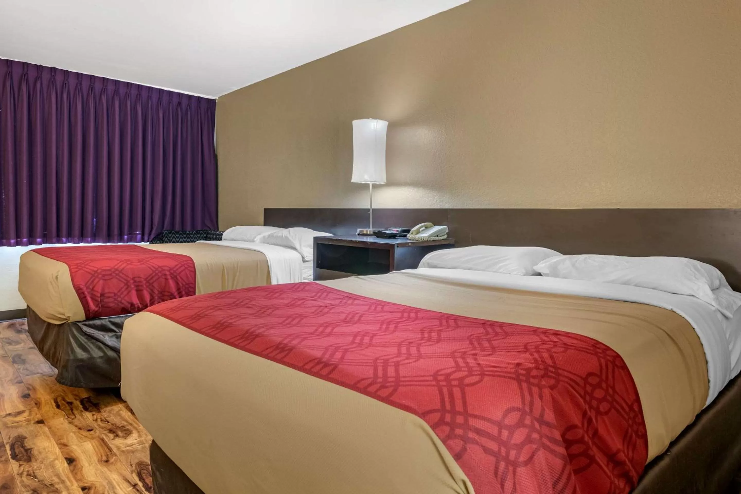 Photo of the whole room, Bed in Econo Lodge Sebring