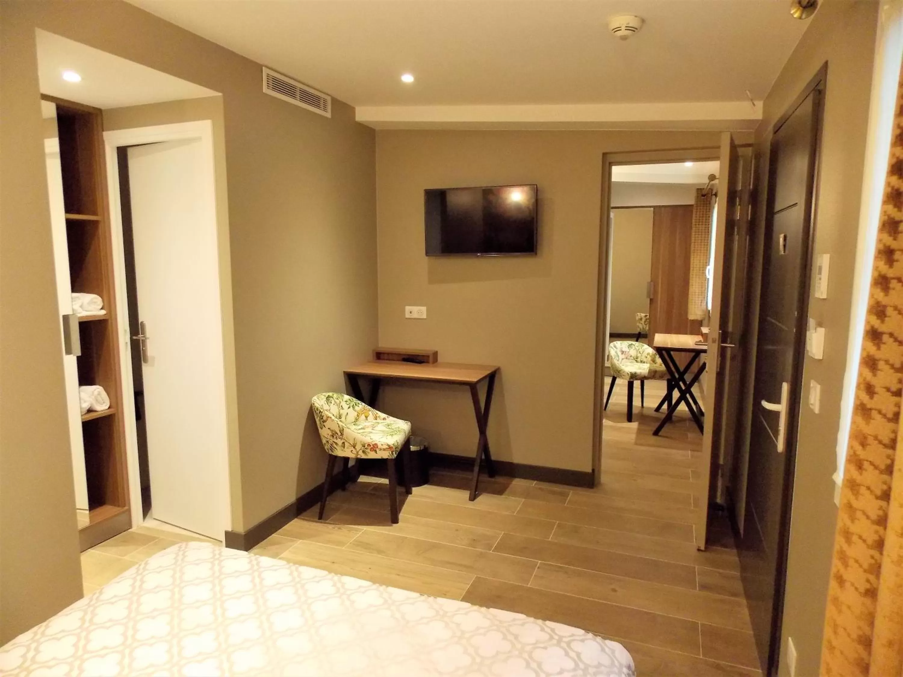 TV and multimedia, Bed in Excelsior Batignolles