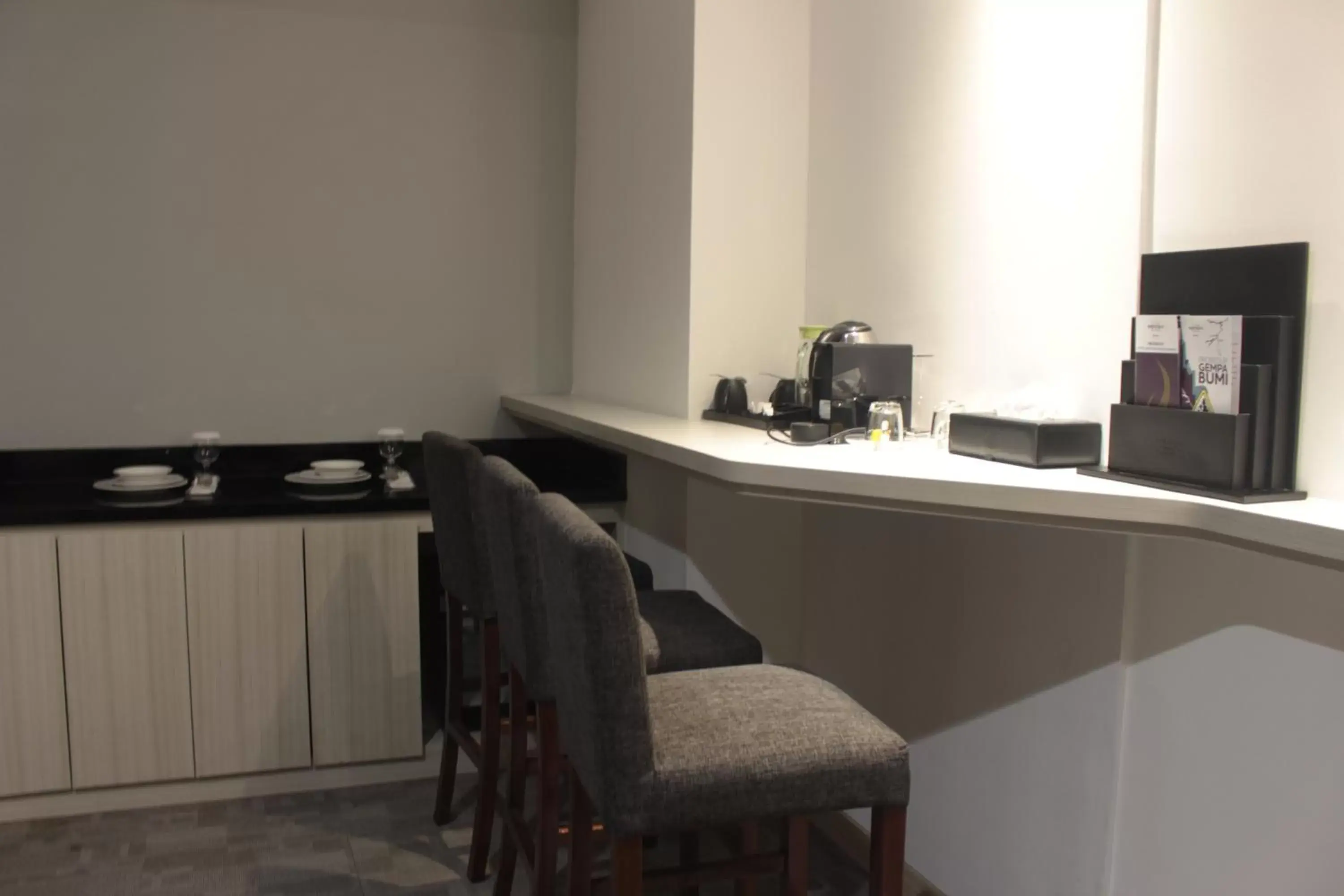 Coffee/tea facilities, Kitchen/Kitchenette in Mercure Jayapura