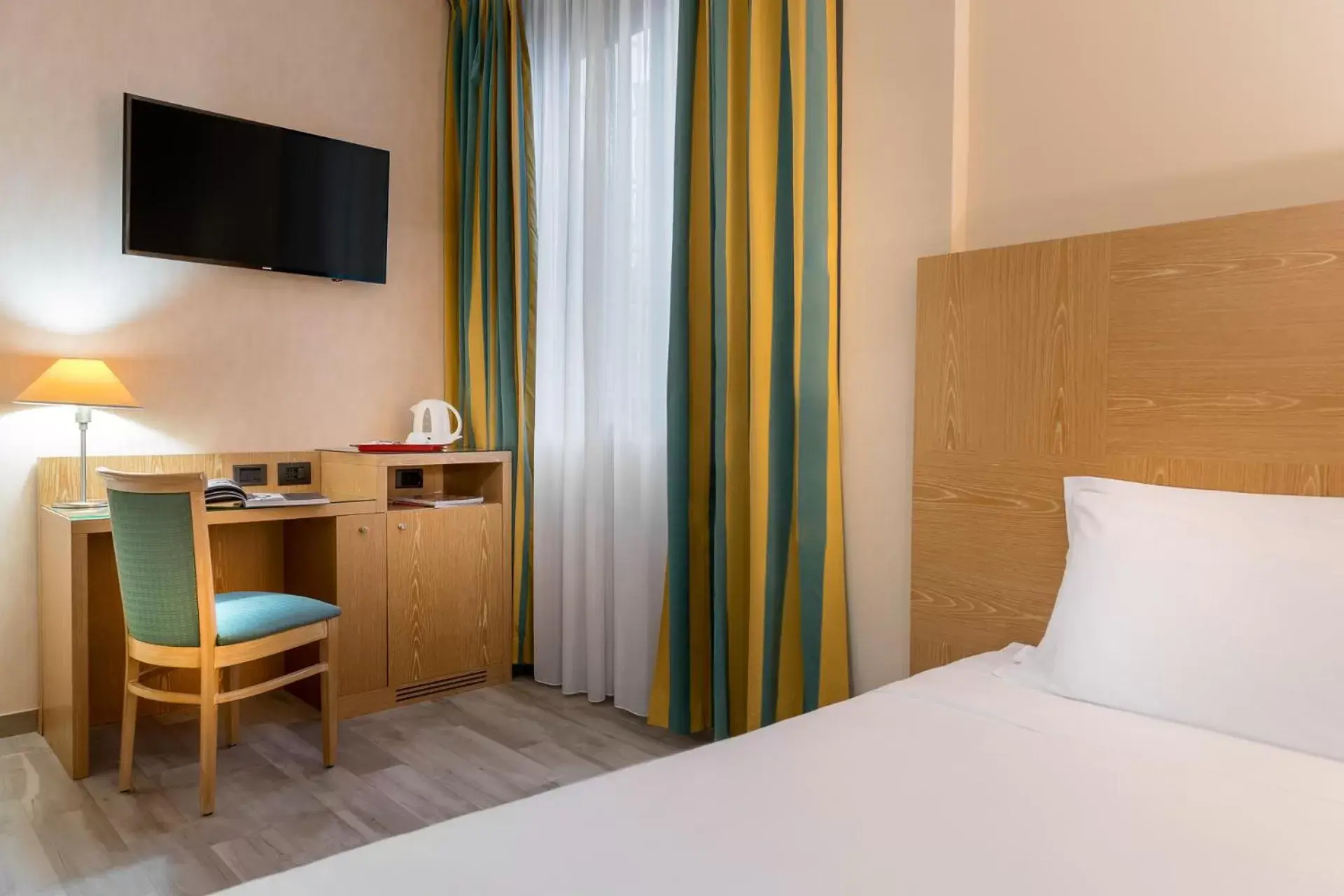 Bed, TV/Entertainment Center in Best Western Cavalieri Della Corona