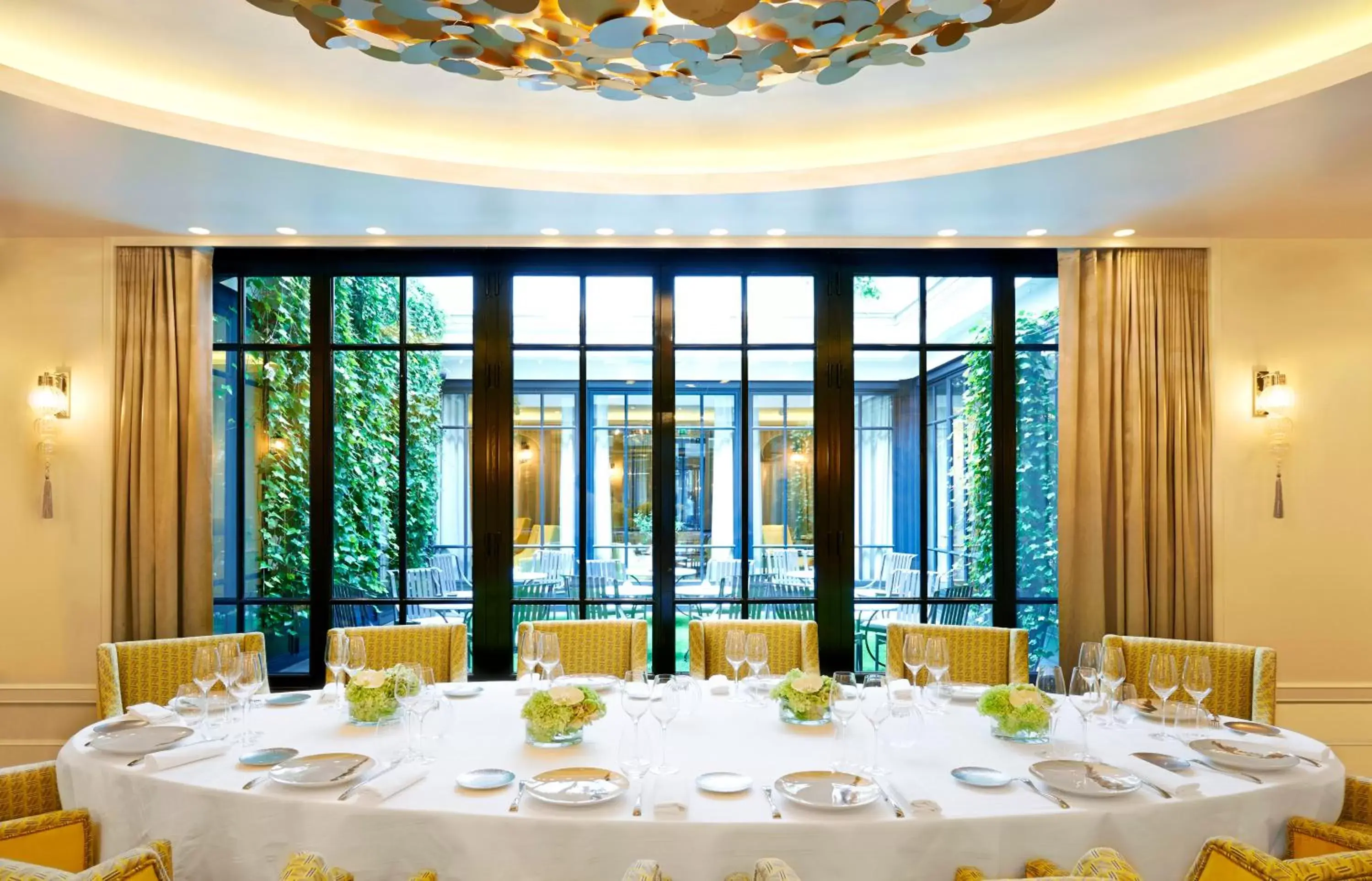 Business facilities, Restaurant/Places to Eat in Le Burgundy Paris