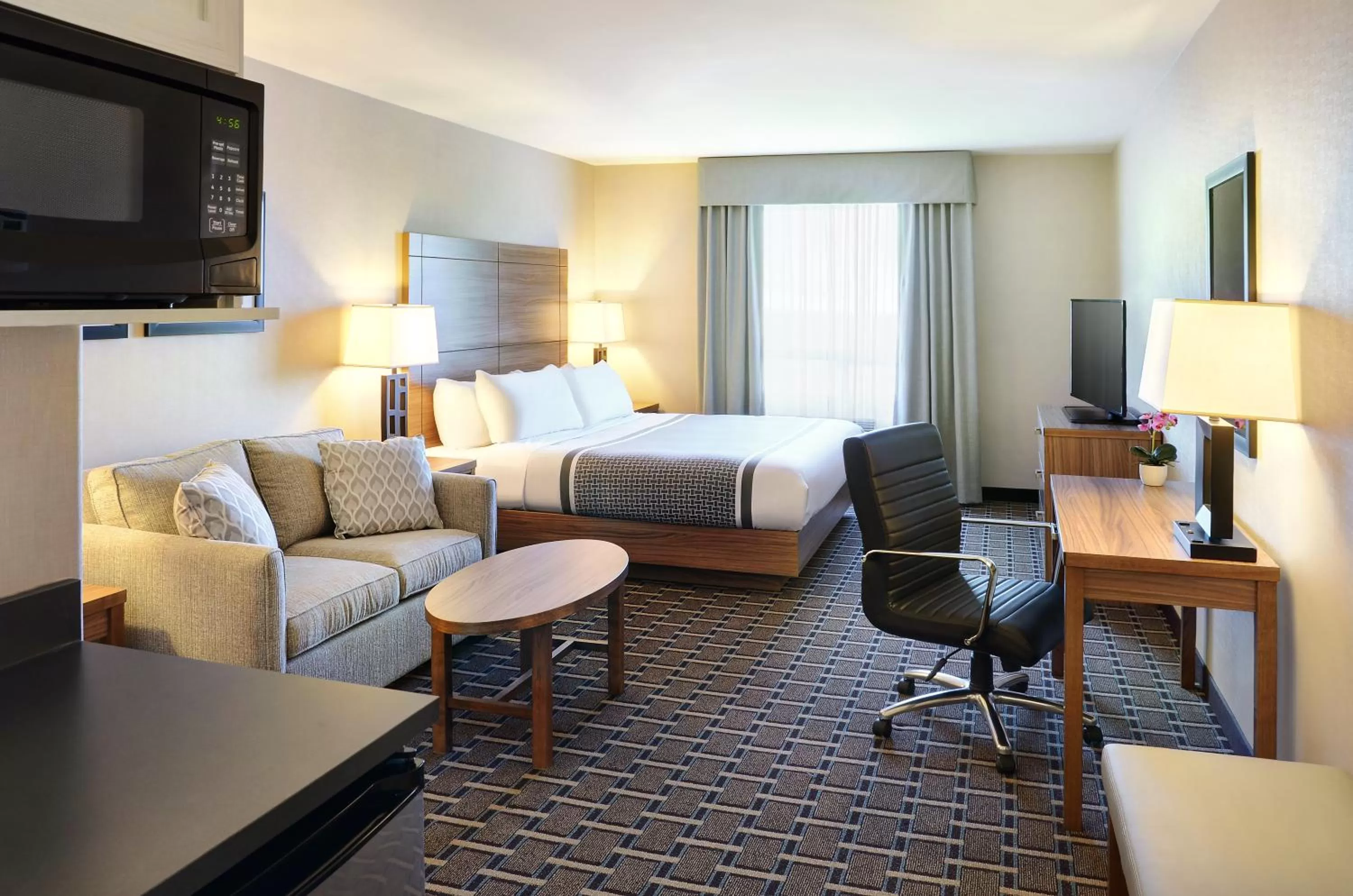 Day, Bed in Pomeroy Inn and Suites Vermilion