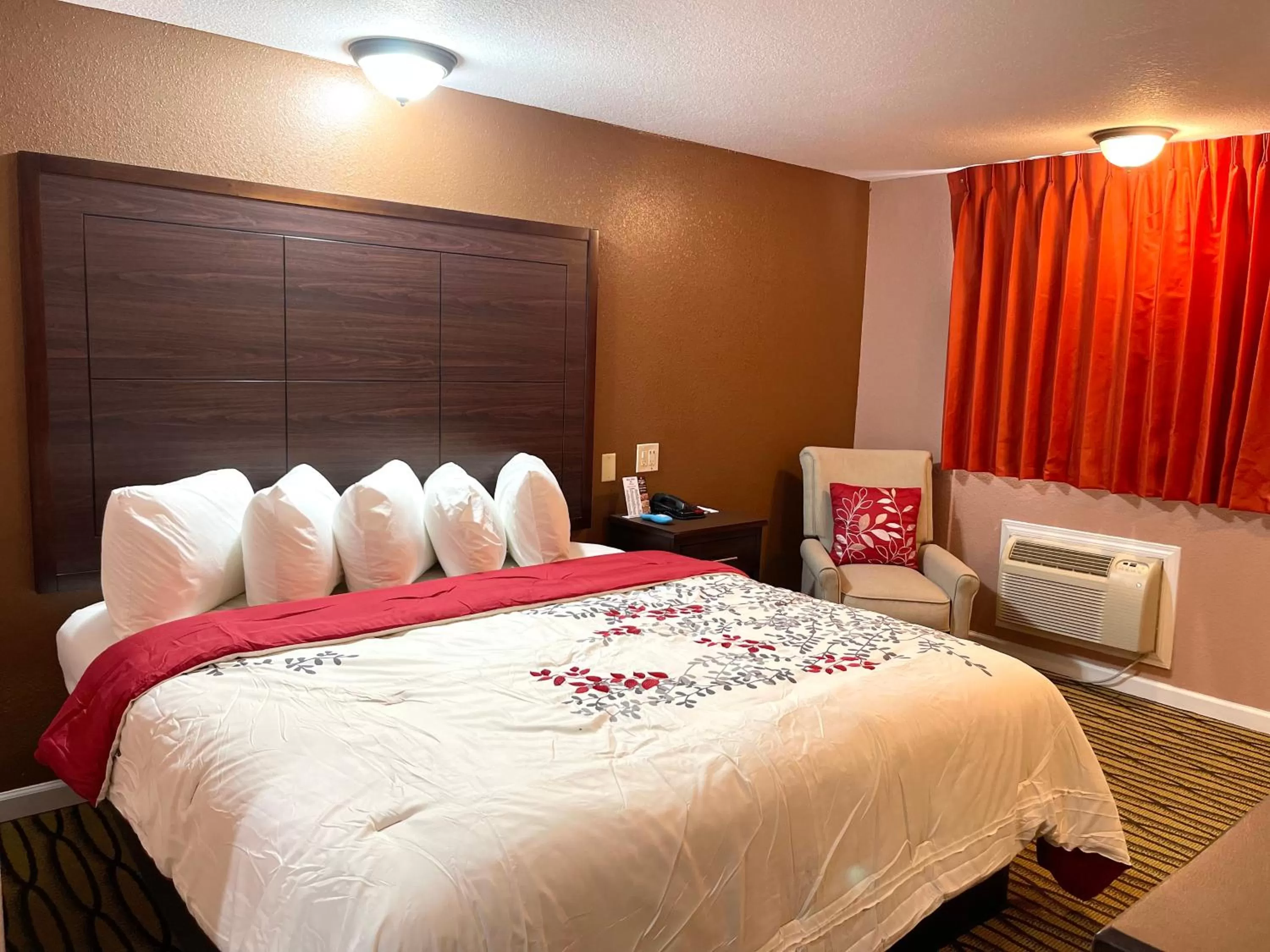 Bed in Annie Oakley Motel Oakley