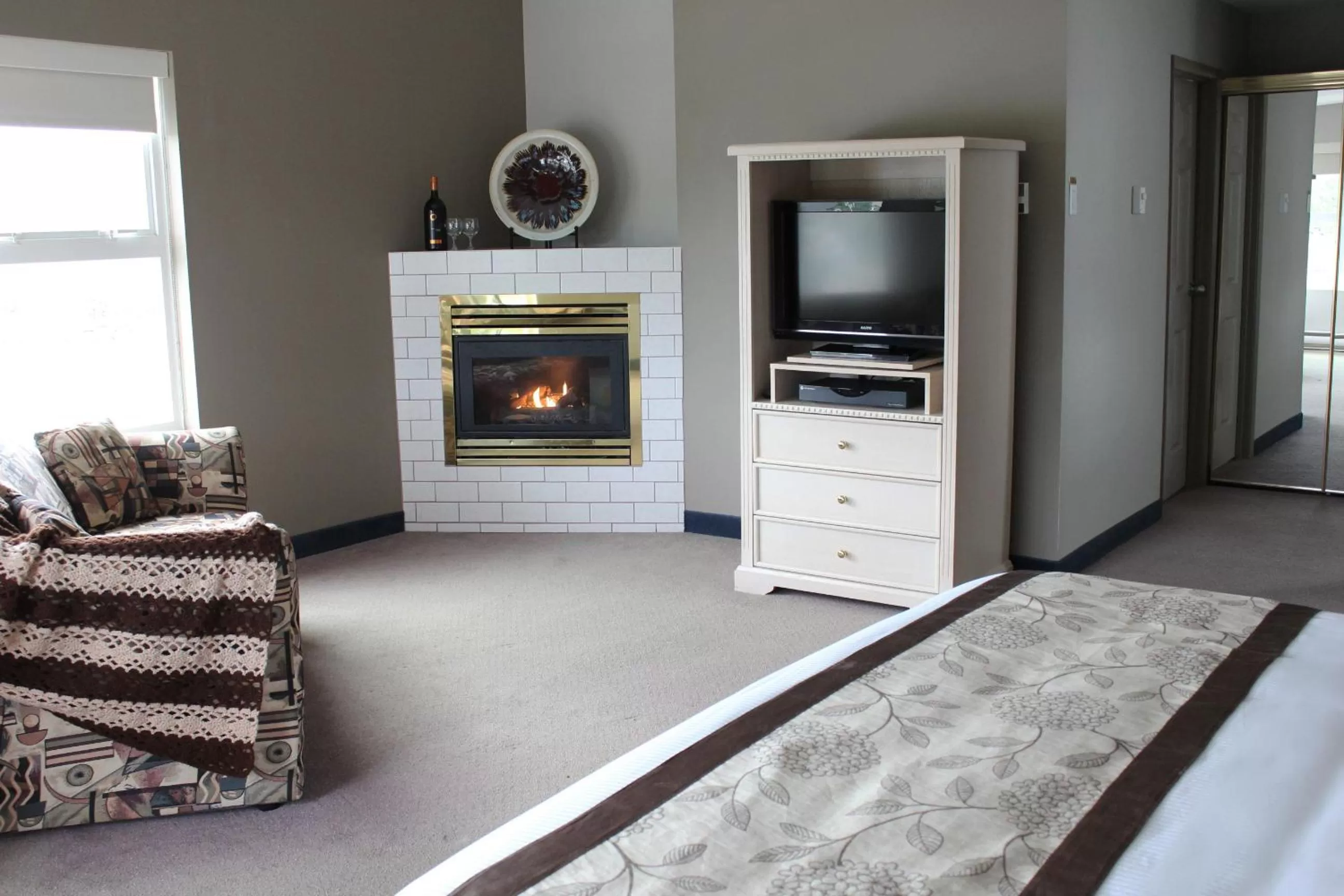 TV and multimedia, Bed in Quarterdeck Inn Port Hardy