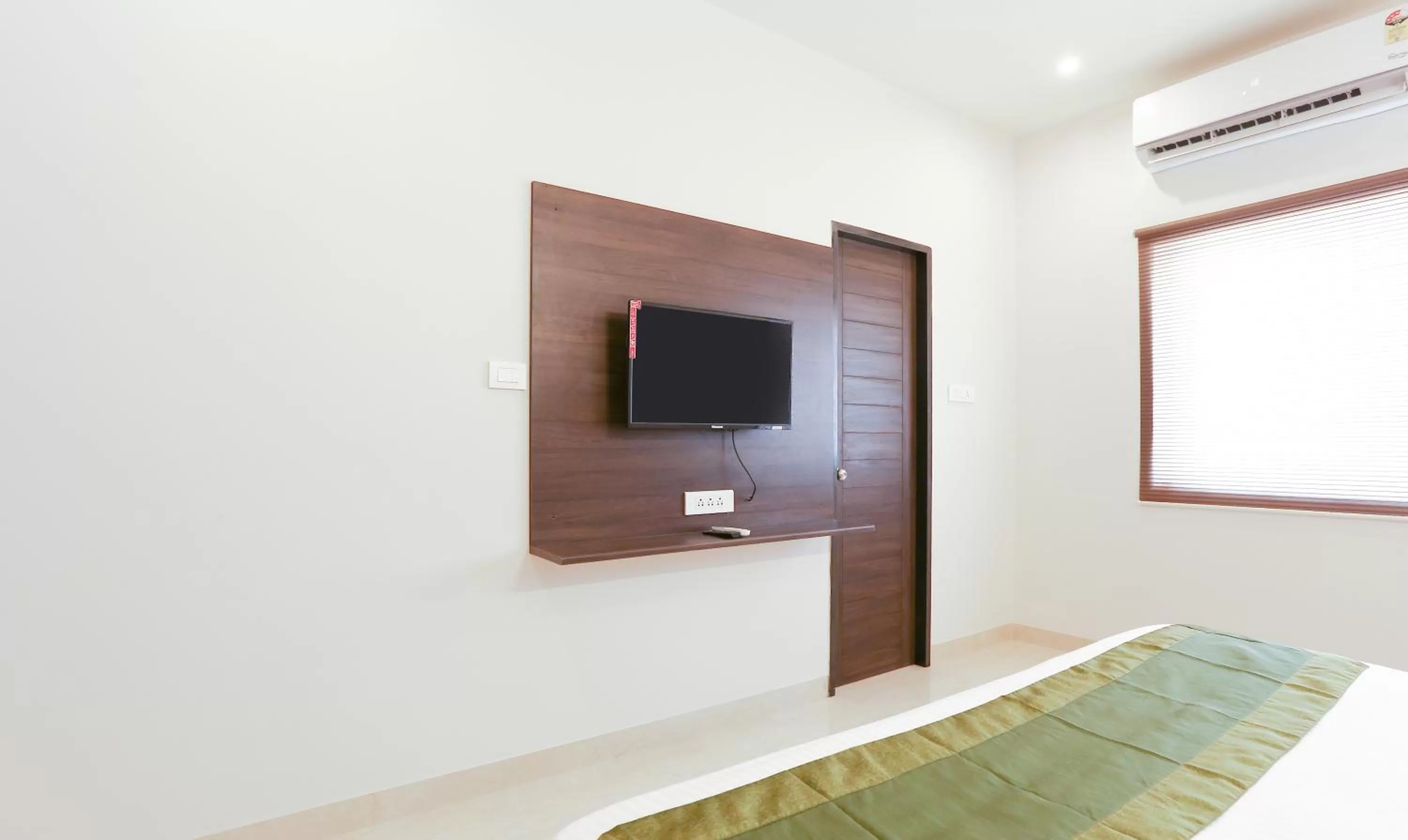 TV and multimedia, Bed in Treebo Hi Line Apartments Kalapatti
