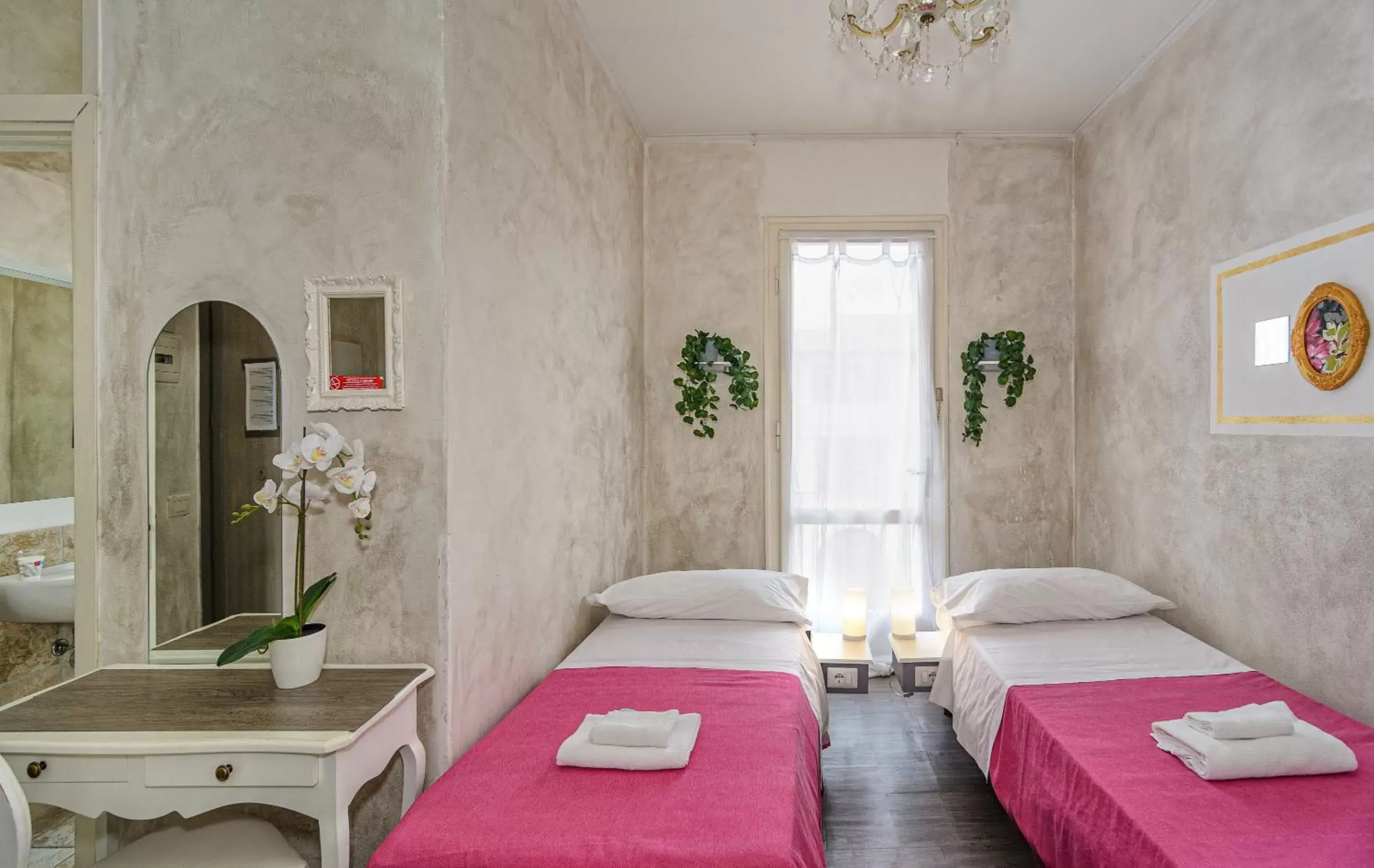 Bedroom, Bed in B&B Relais Inn Lucca