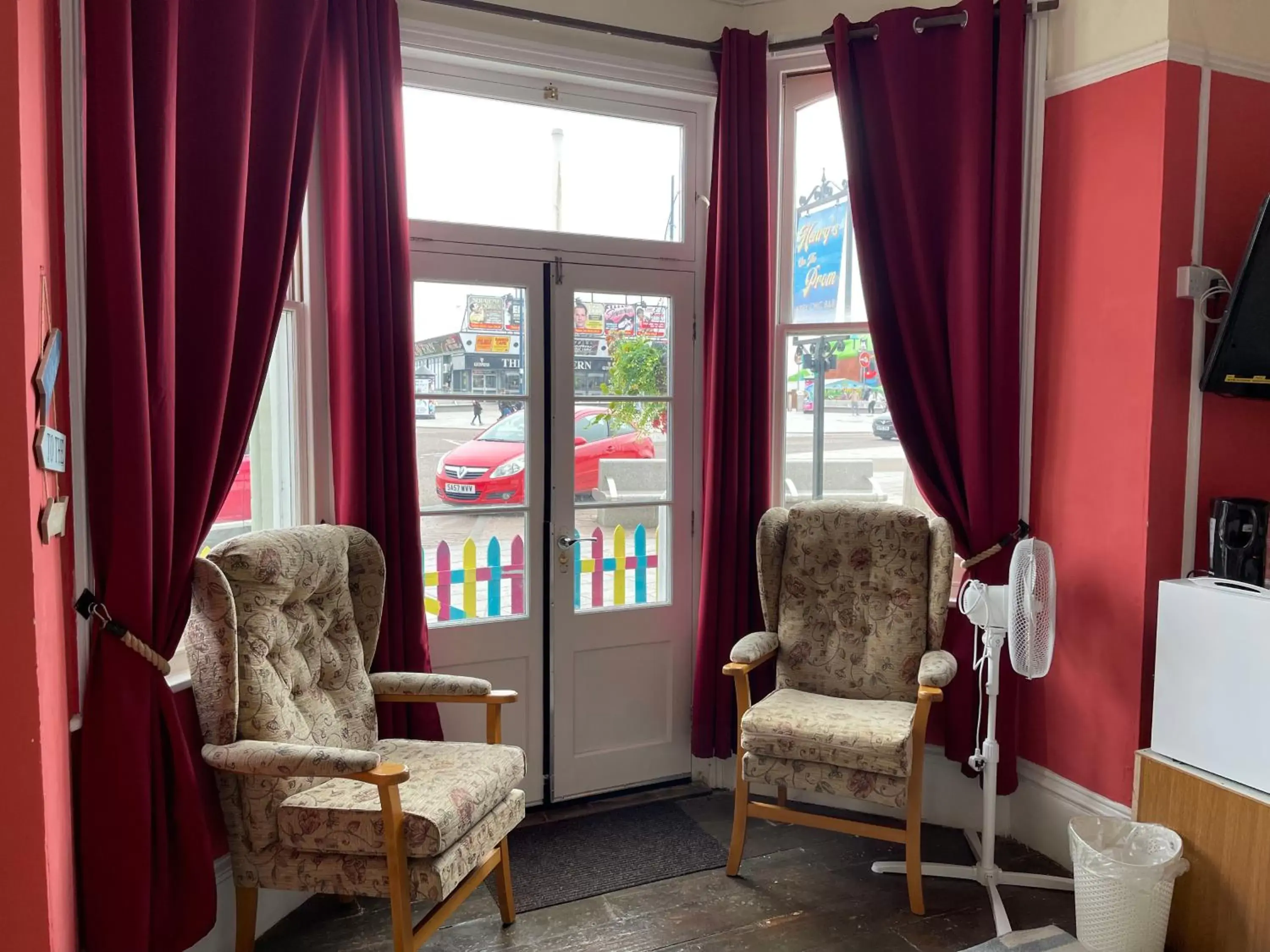 Bedroom, Seating Area in Henrys on the Prom