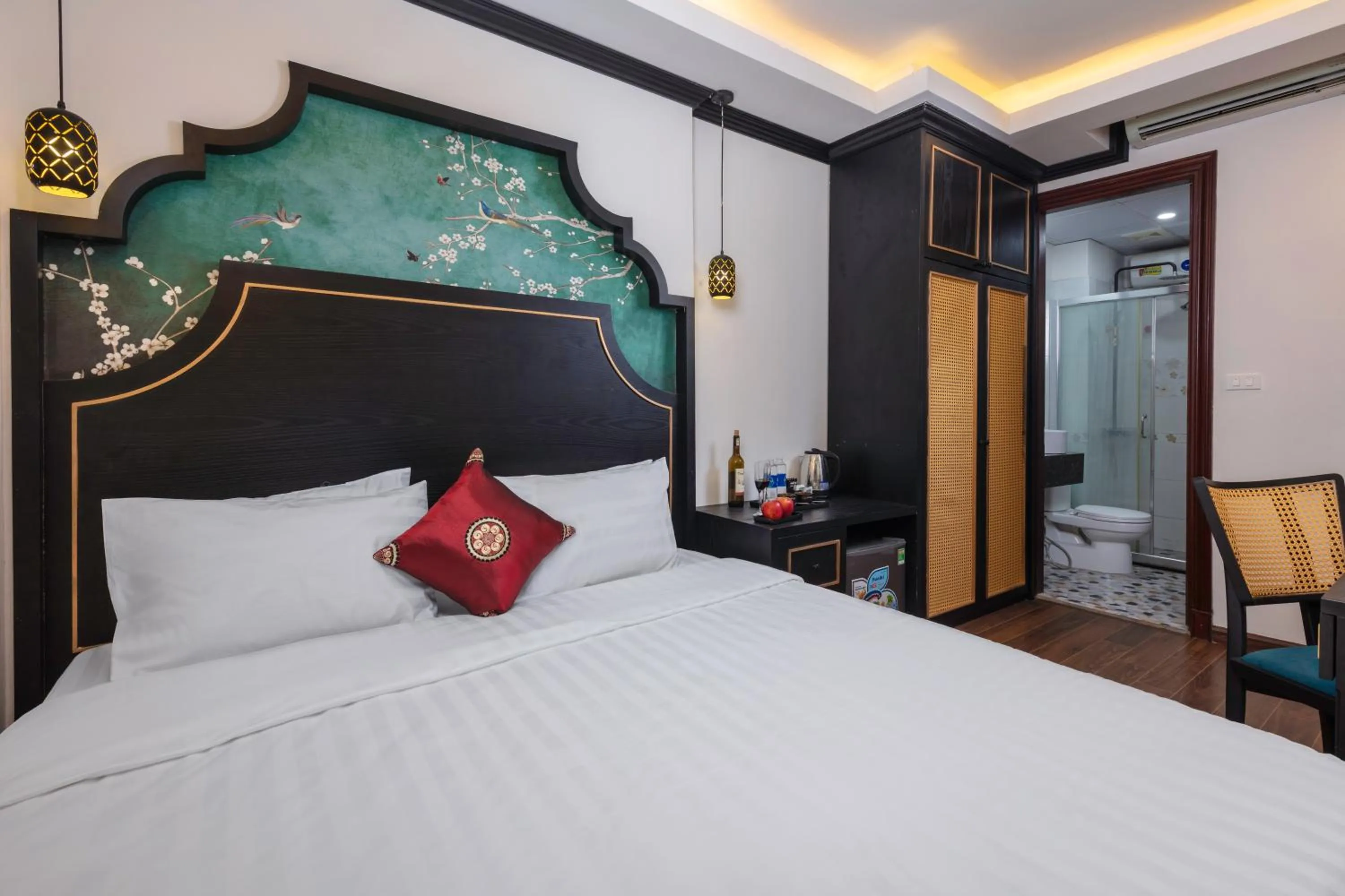 Photo of the whole room, Bed in Queen Light Hotel - Ha Noi Old Quater