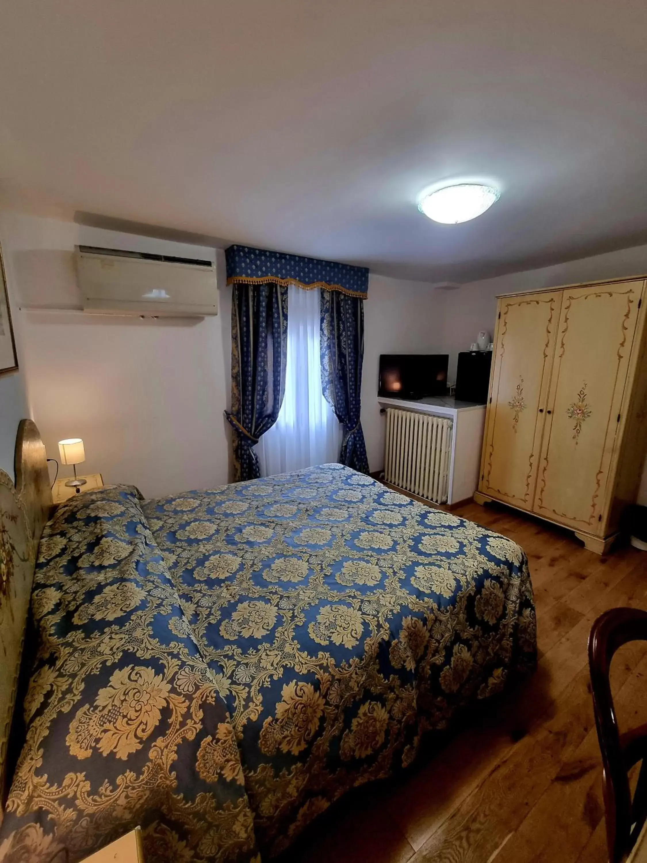 Photo of the whole room, Bed in Albergo Casa Peron