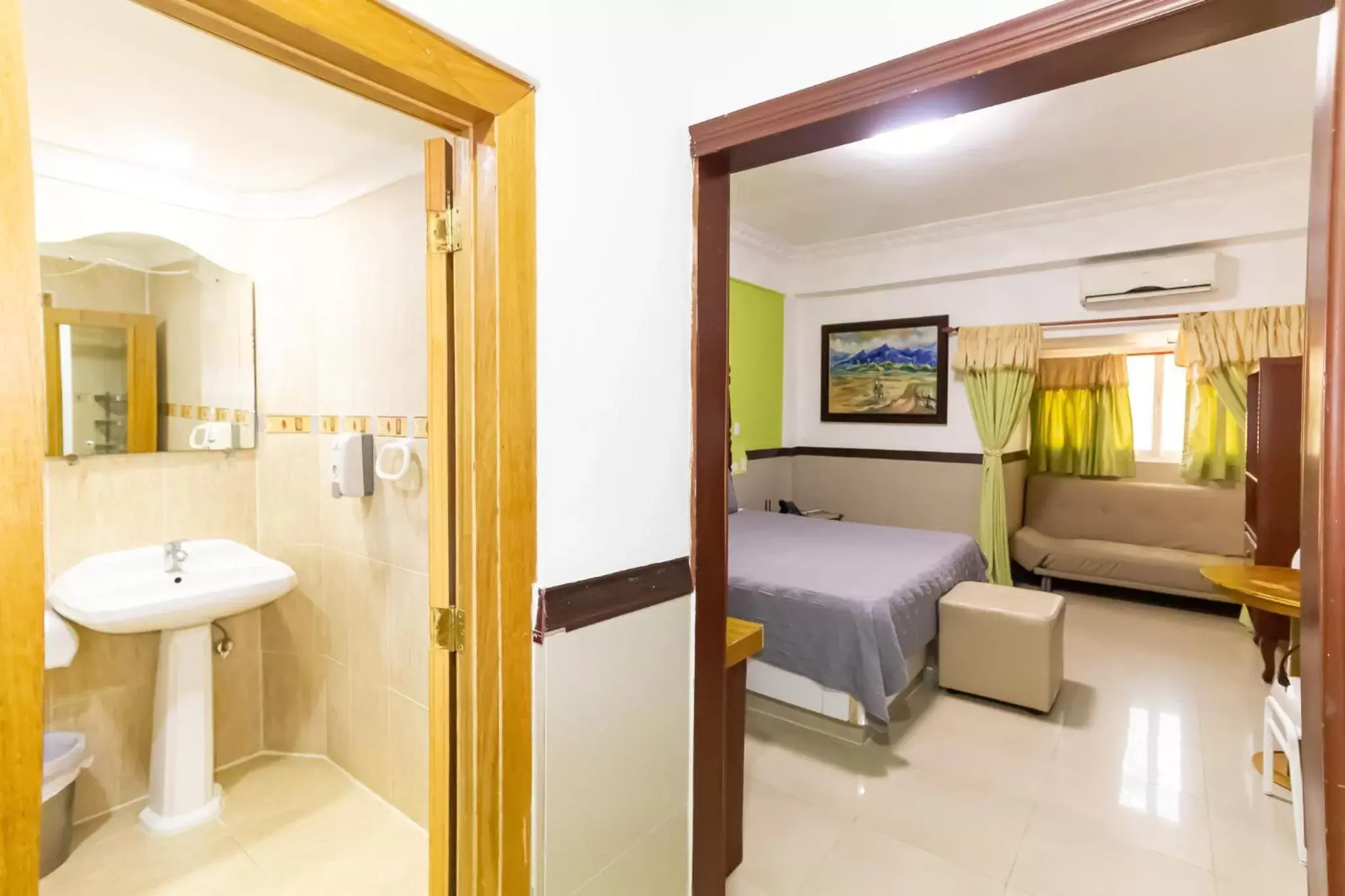 Bed, Bathroom in Hotel La Casona Dorada
