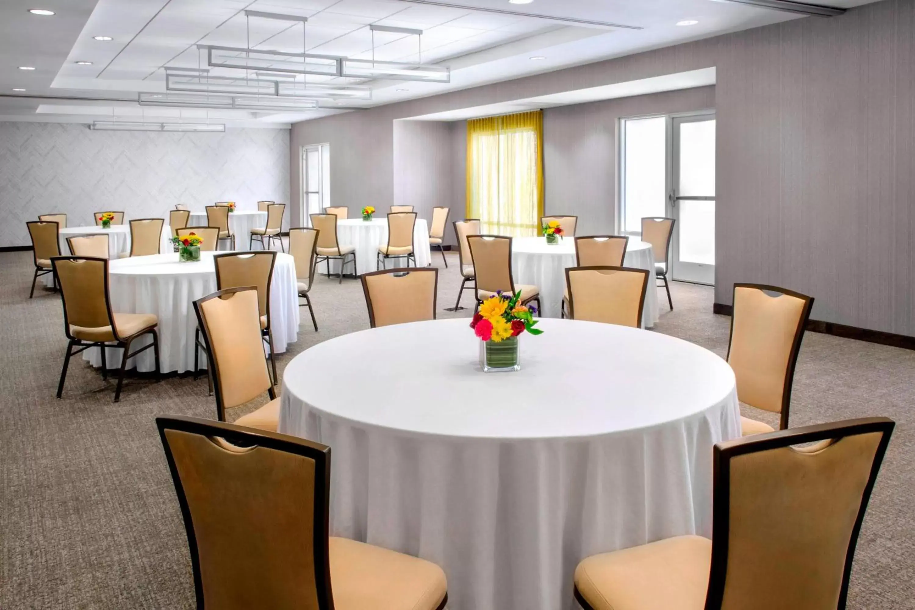 Meeting/conference room, Restaurant/Places to Eat in SpringHill Suites Long Island Brookhaven