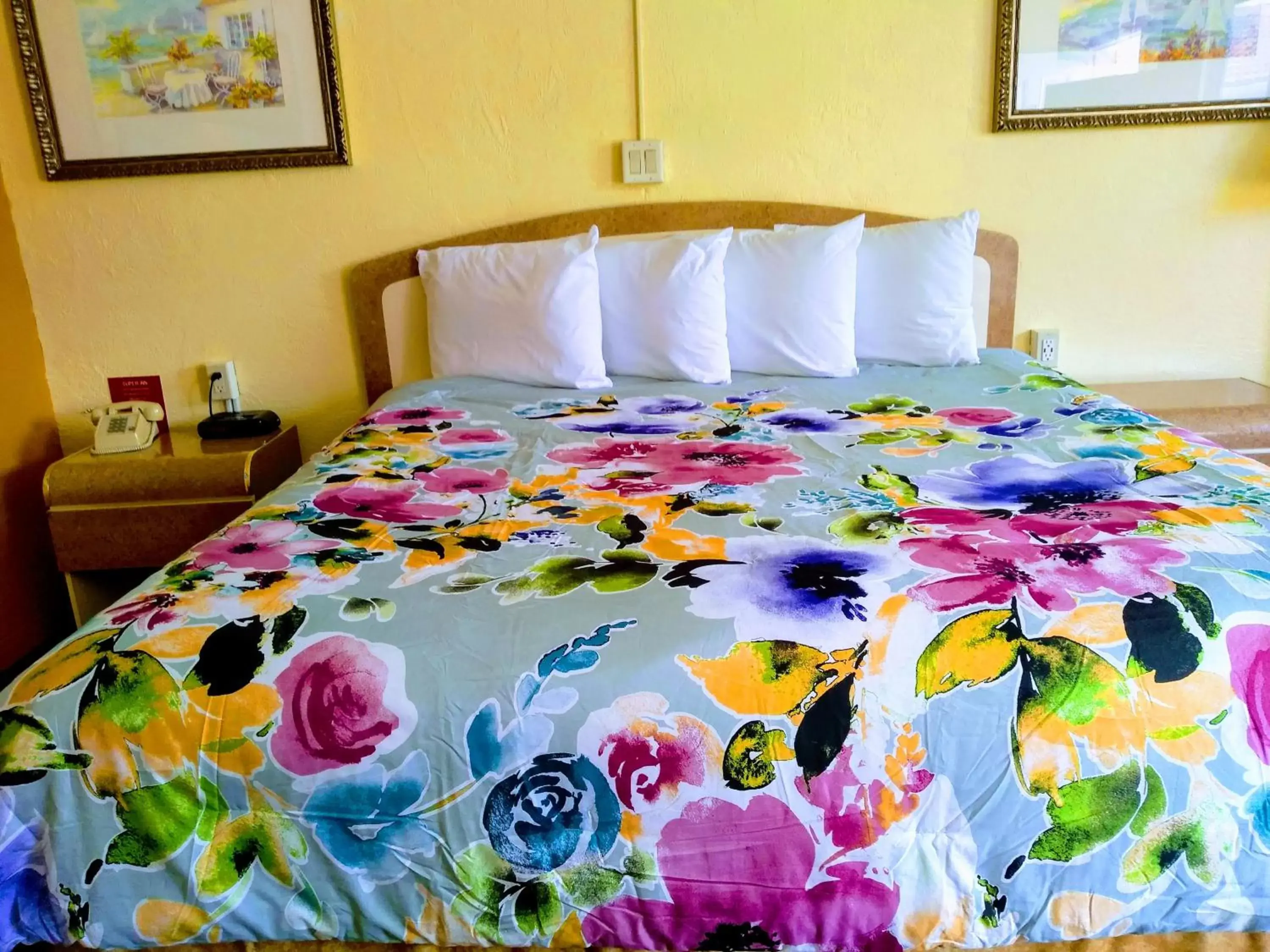 Bed in Super Inn Daytona Beach