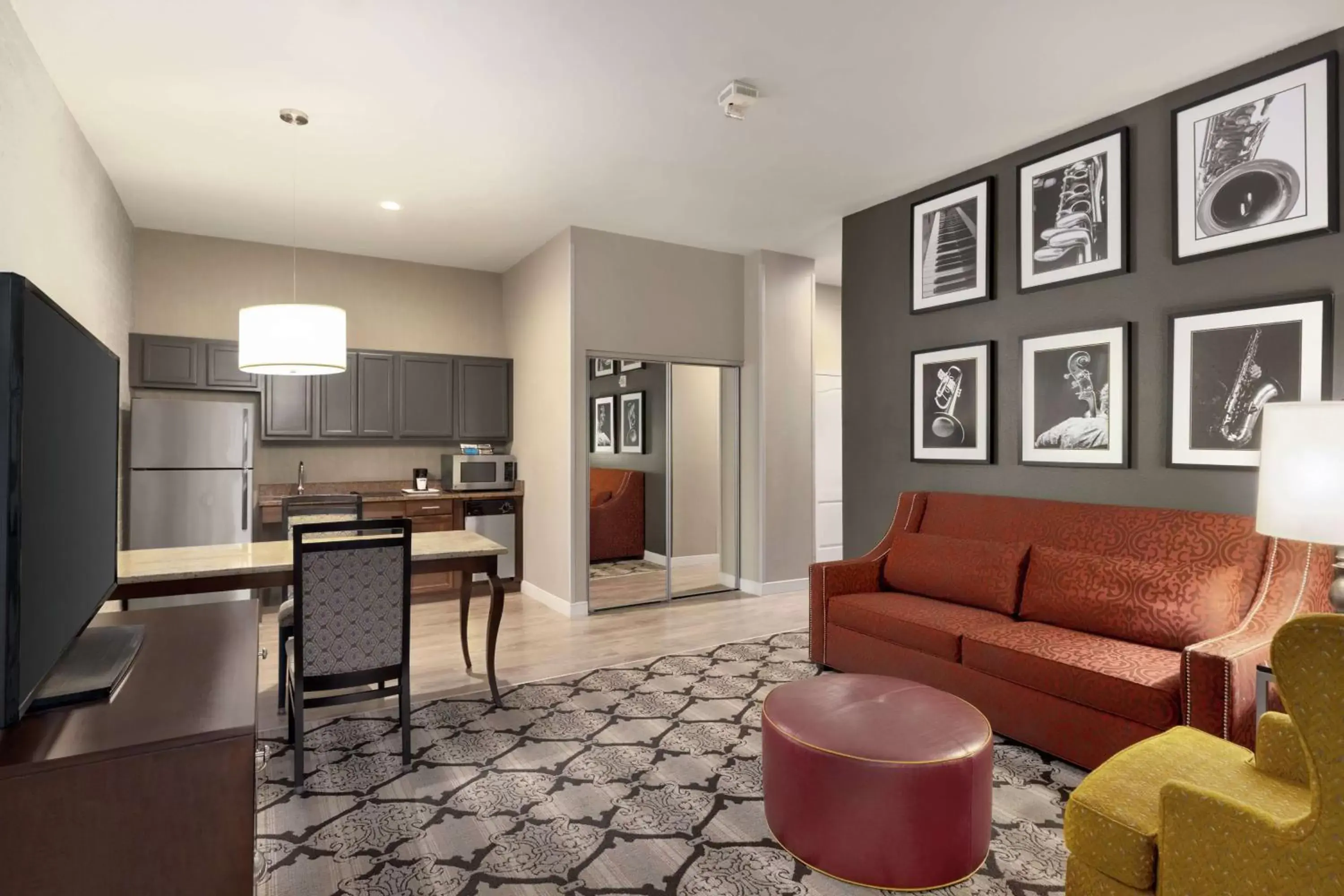 Living room, Seating Area in Hampton Inn and Suites New Orleans Convention Center