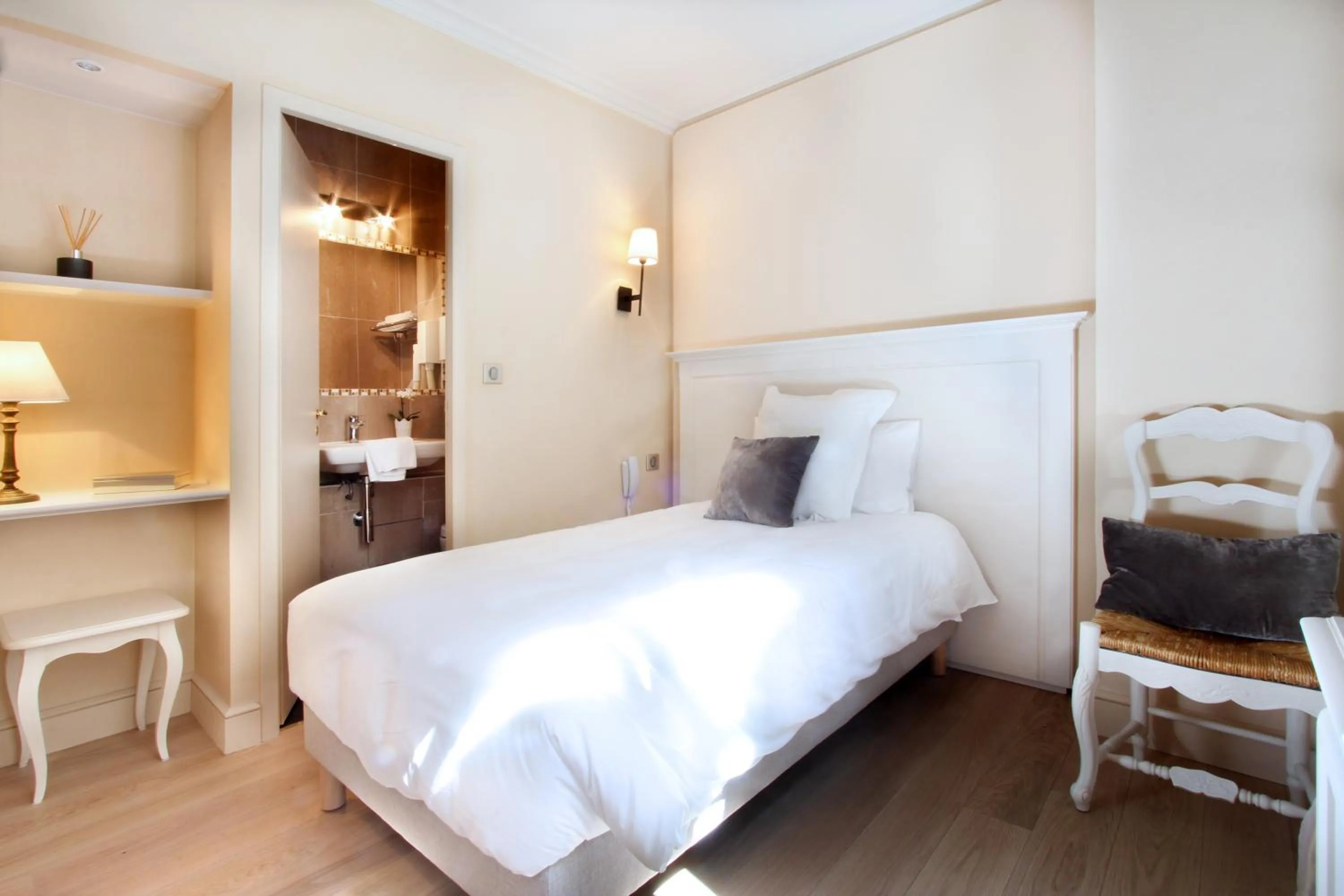 Photo of the whole room, Bed in Les Quatre Dauphins