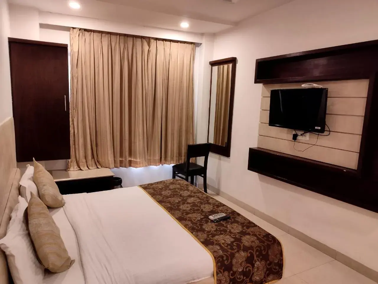 Bedroom, TV/Entertainment Center in Hotel Shree Palace