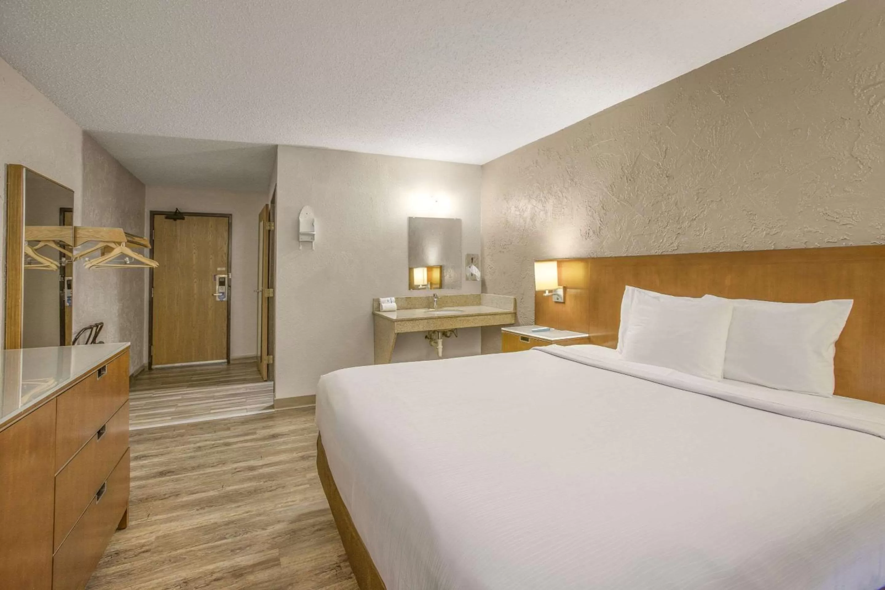 Bedroom, Bed in Rodeway Inn & Suites Grand Rapids Southeast