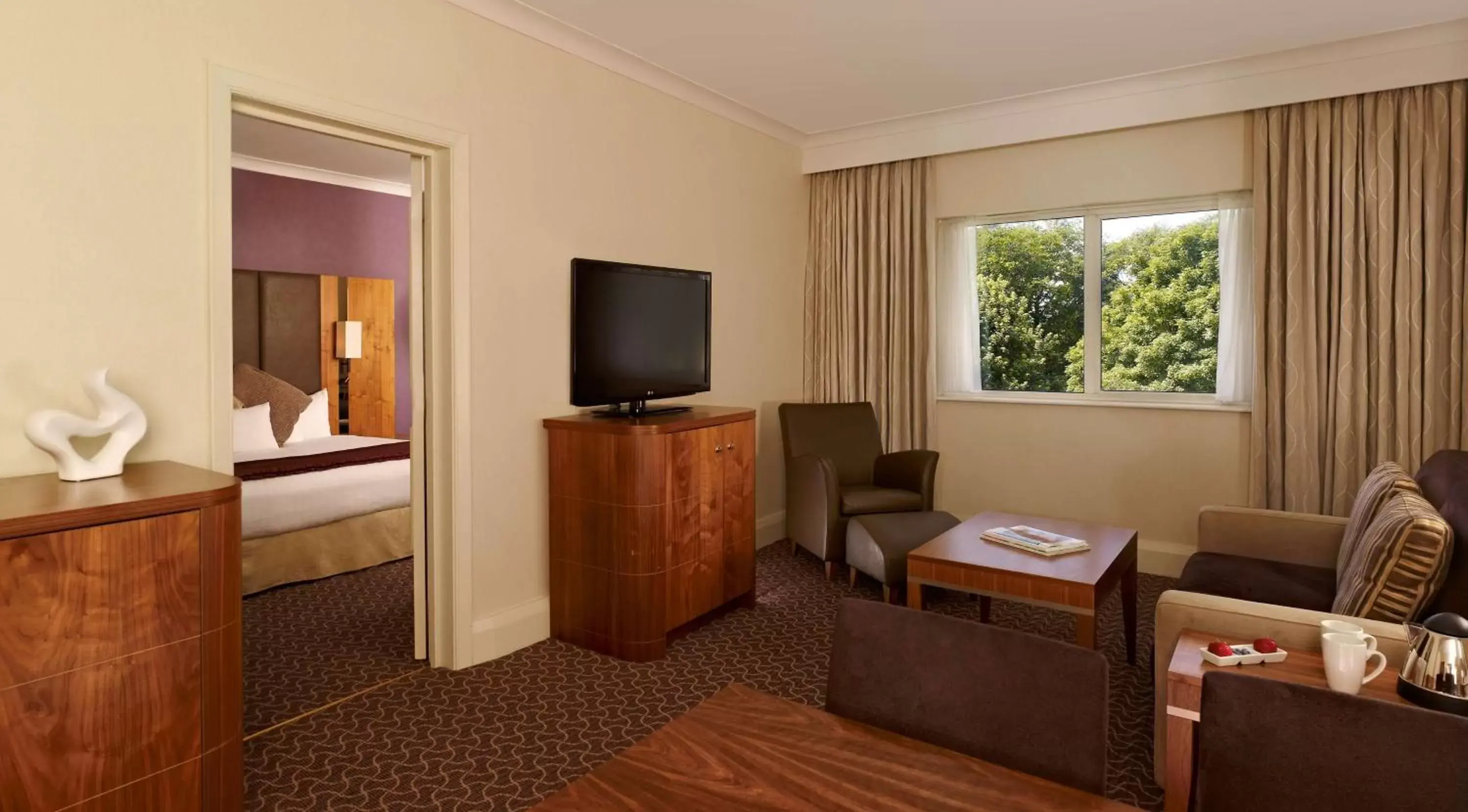 Bed, TV/Entertainment Center in DoubleTree by Hilton Sheffield Park