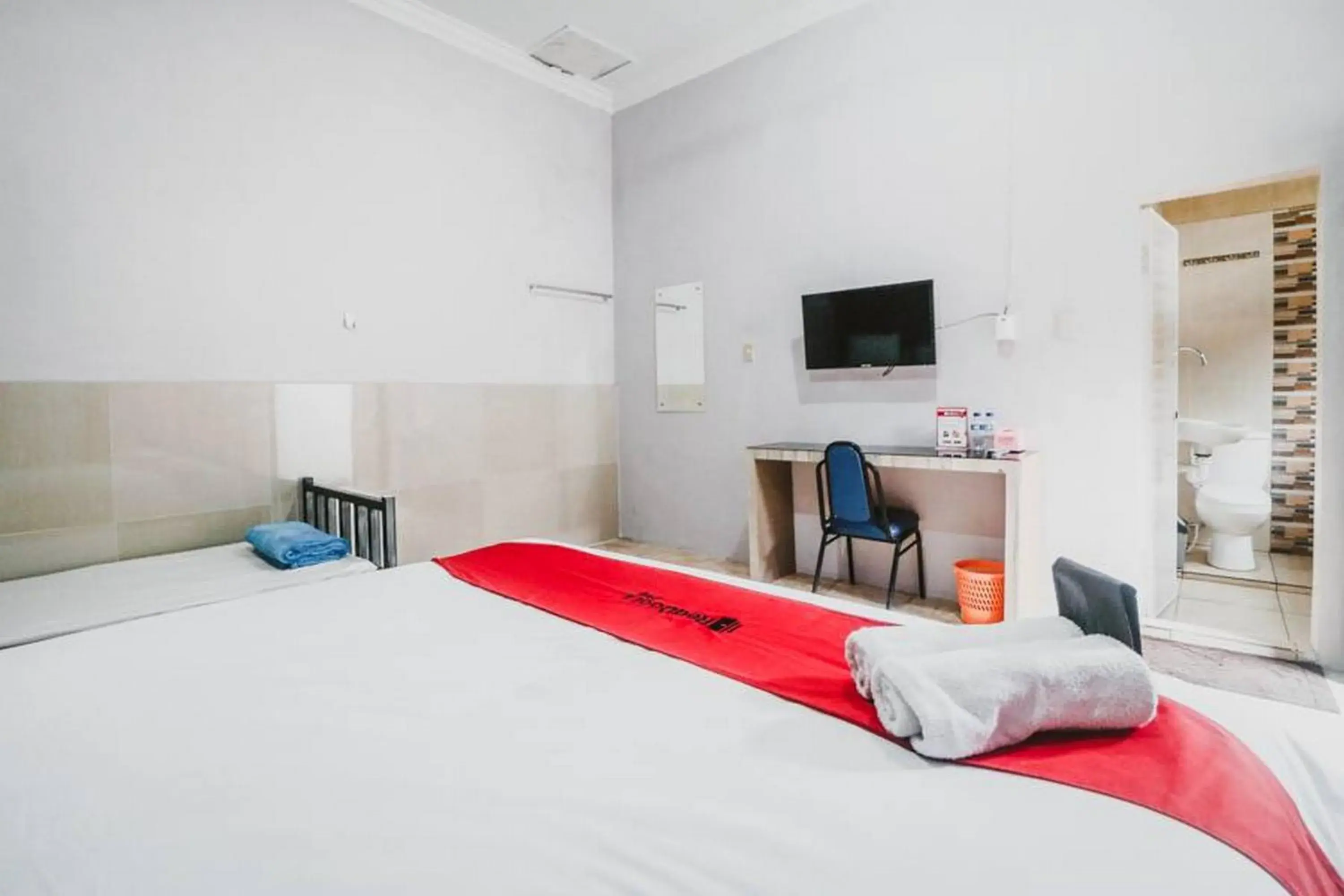 Bedroom, Bed in RedDoorz near Millennium ICT Center Medan