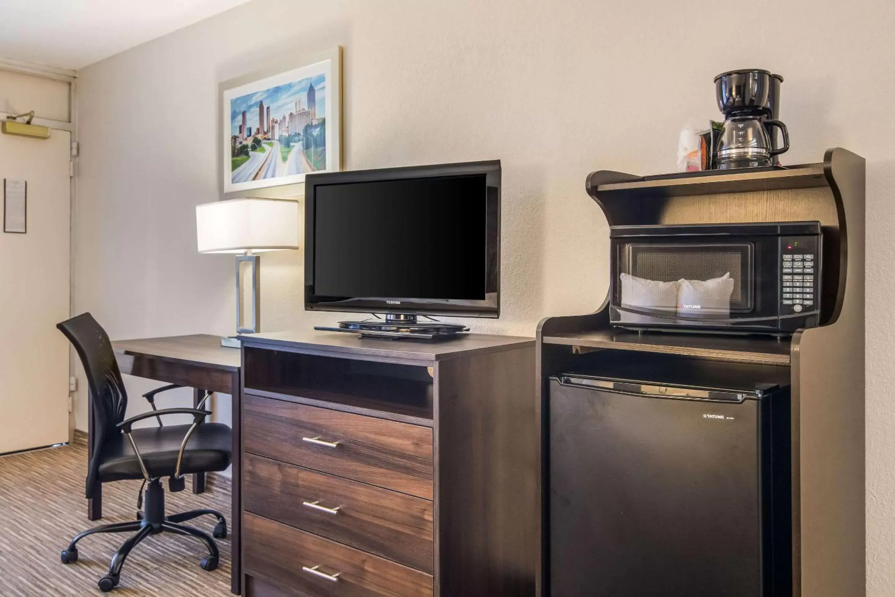 Photo of the whole room, TV/Entertainment Center in Quality Inn Suwanee I-85