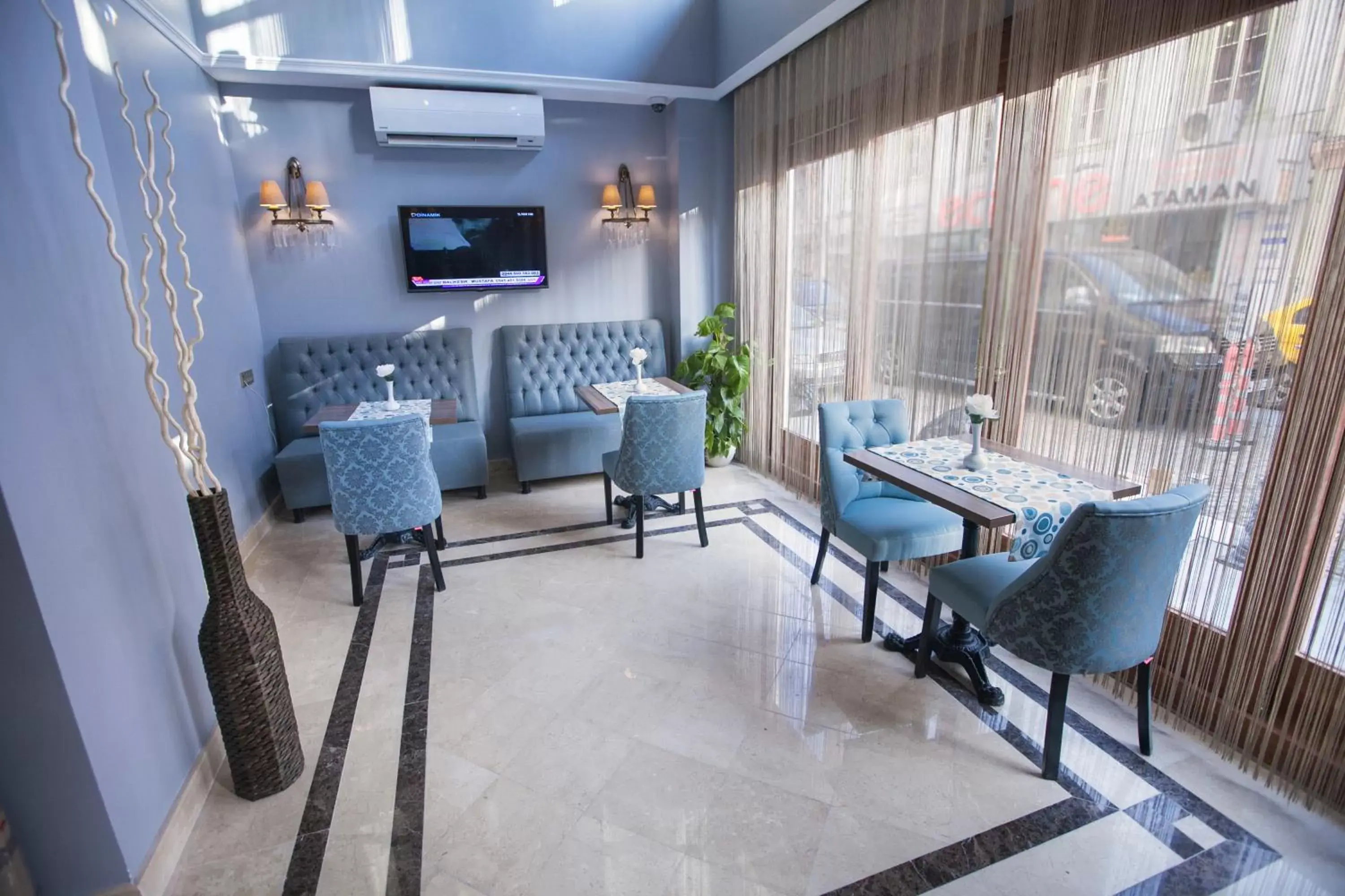 Lobby or reception, Restaurant/Places to Eat in Raymond Blue Hotel