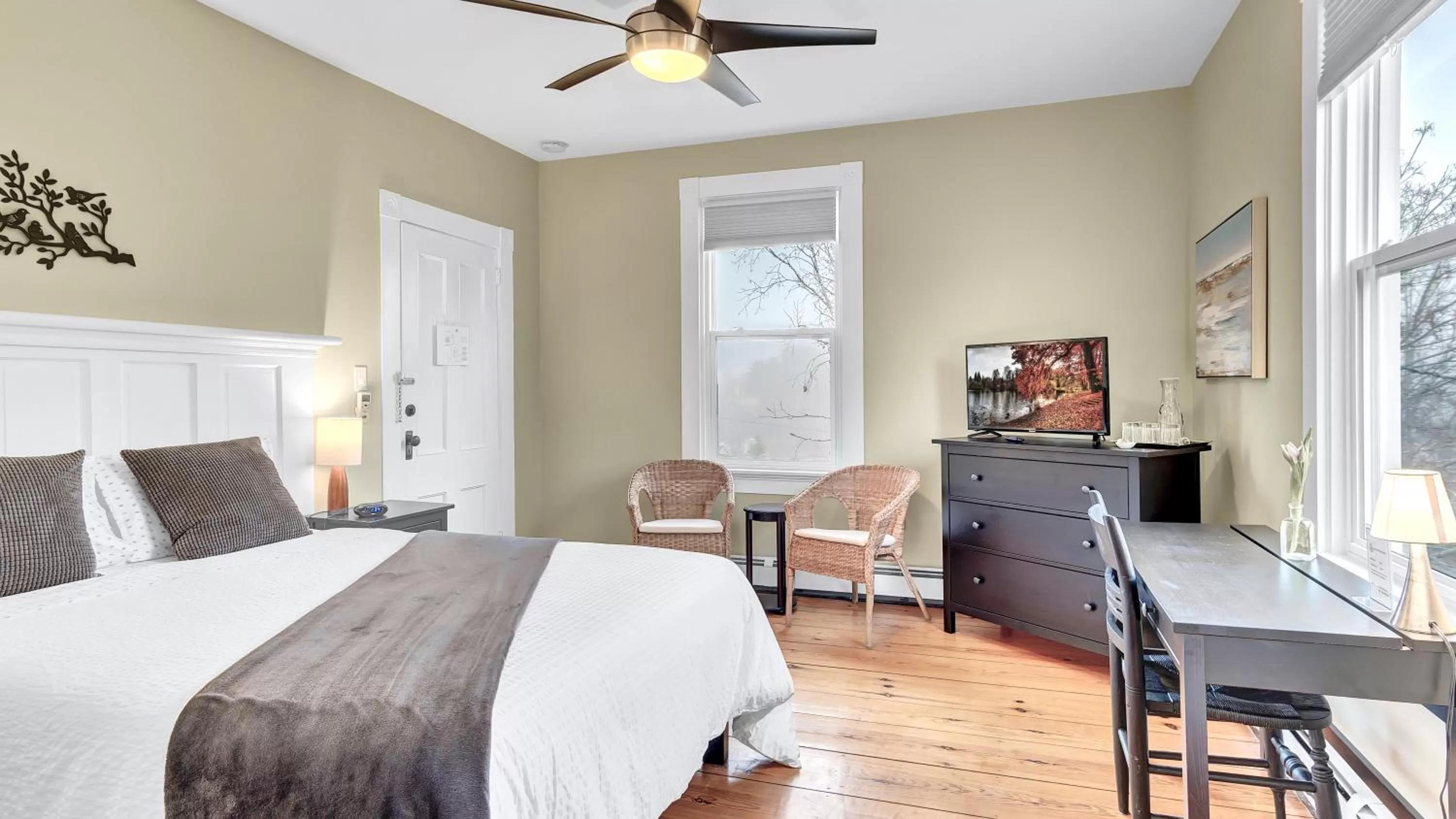 Photo of the whole room, Bed in River Ridge Lodge