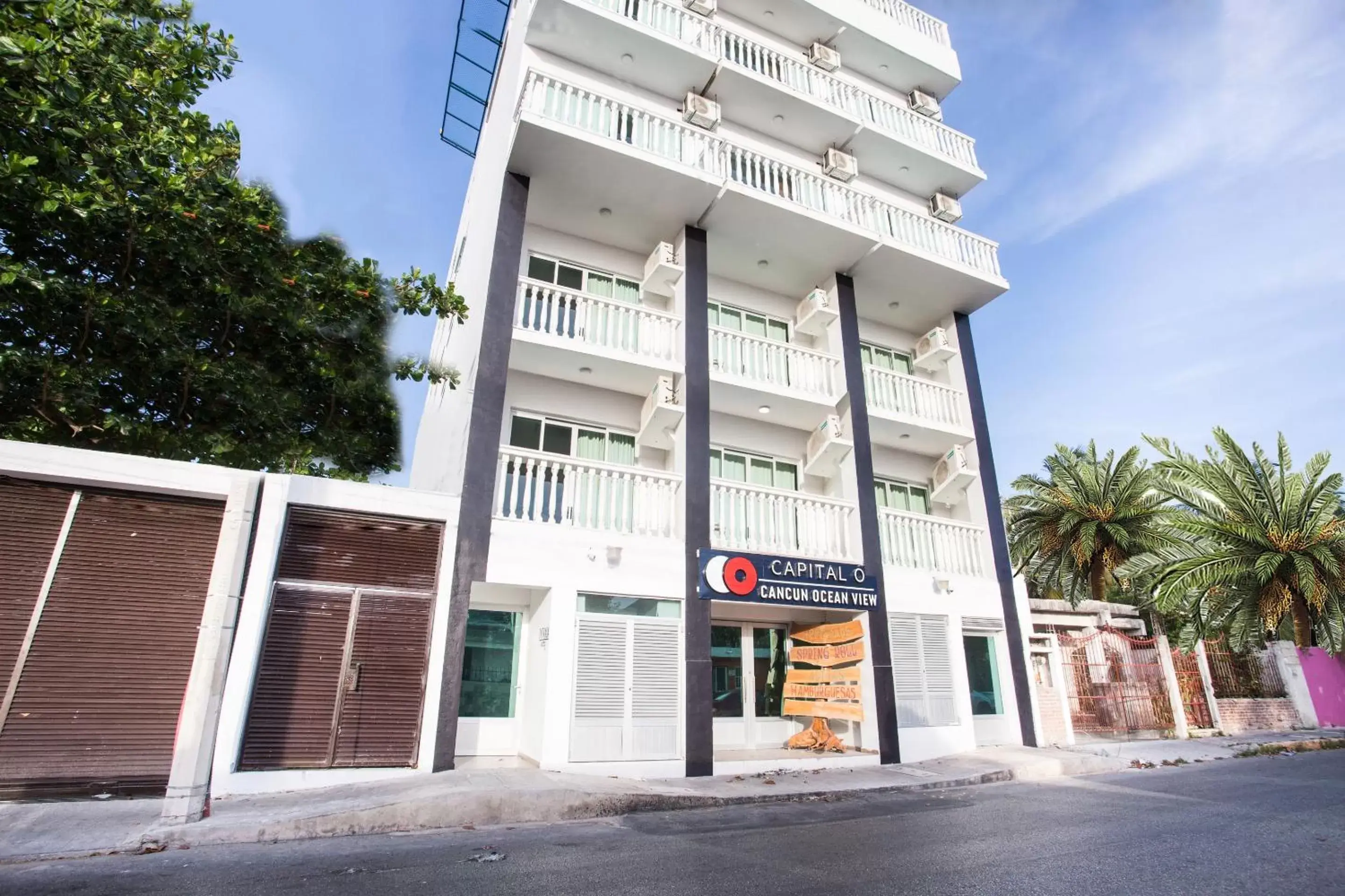 Facade/entrance, Property Building in Capital O Cancun Ocean View, Cancún