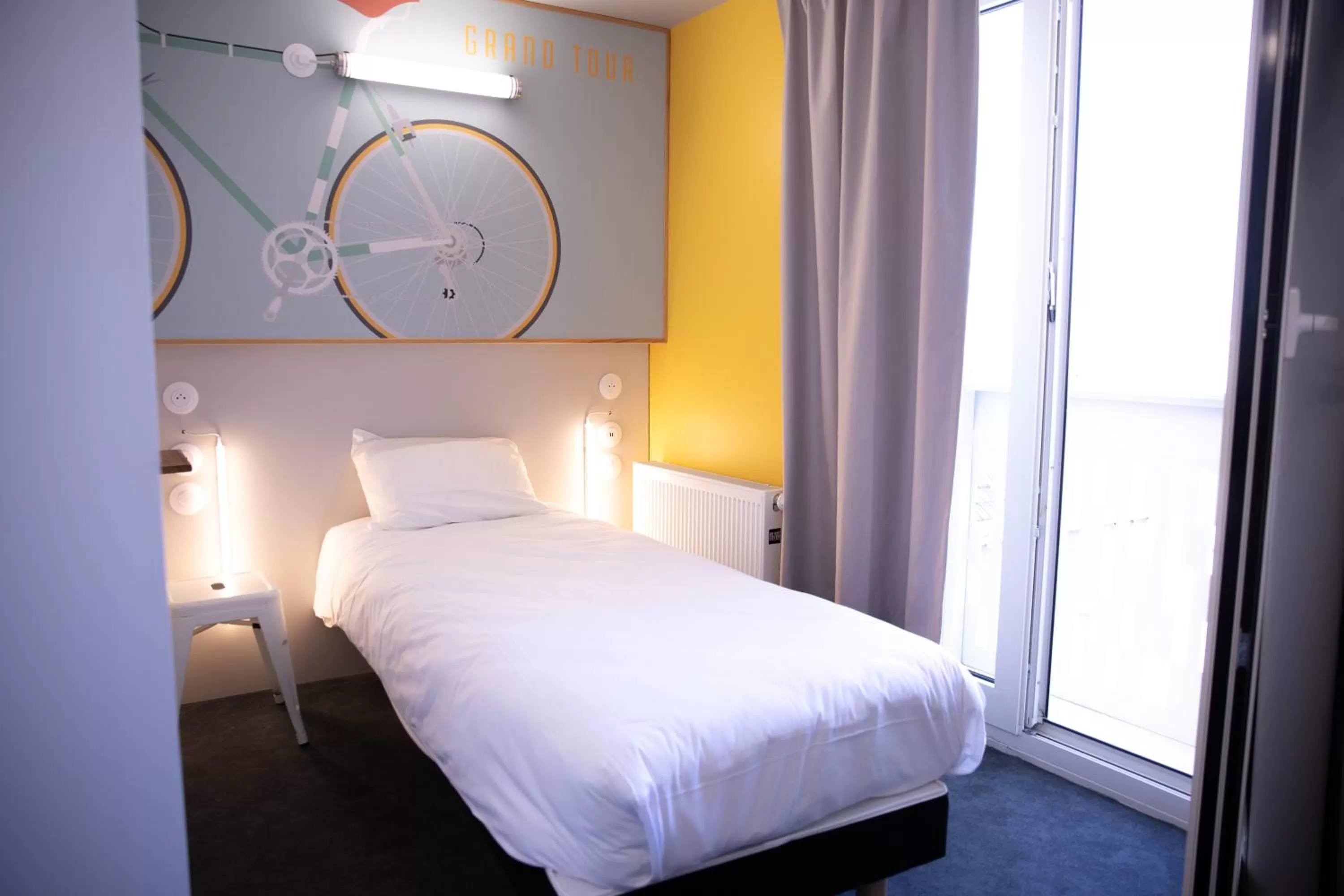 Photo of the whole room, Bed in The People - Tours