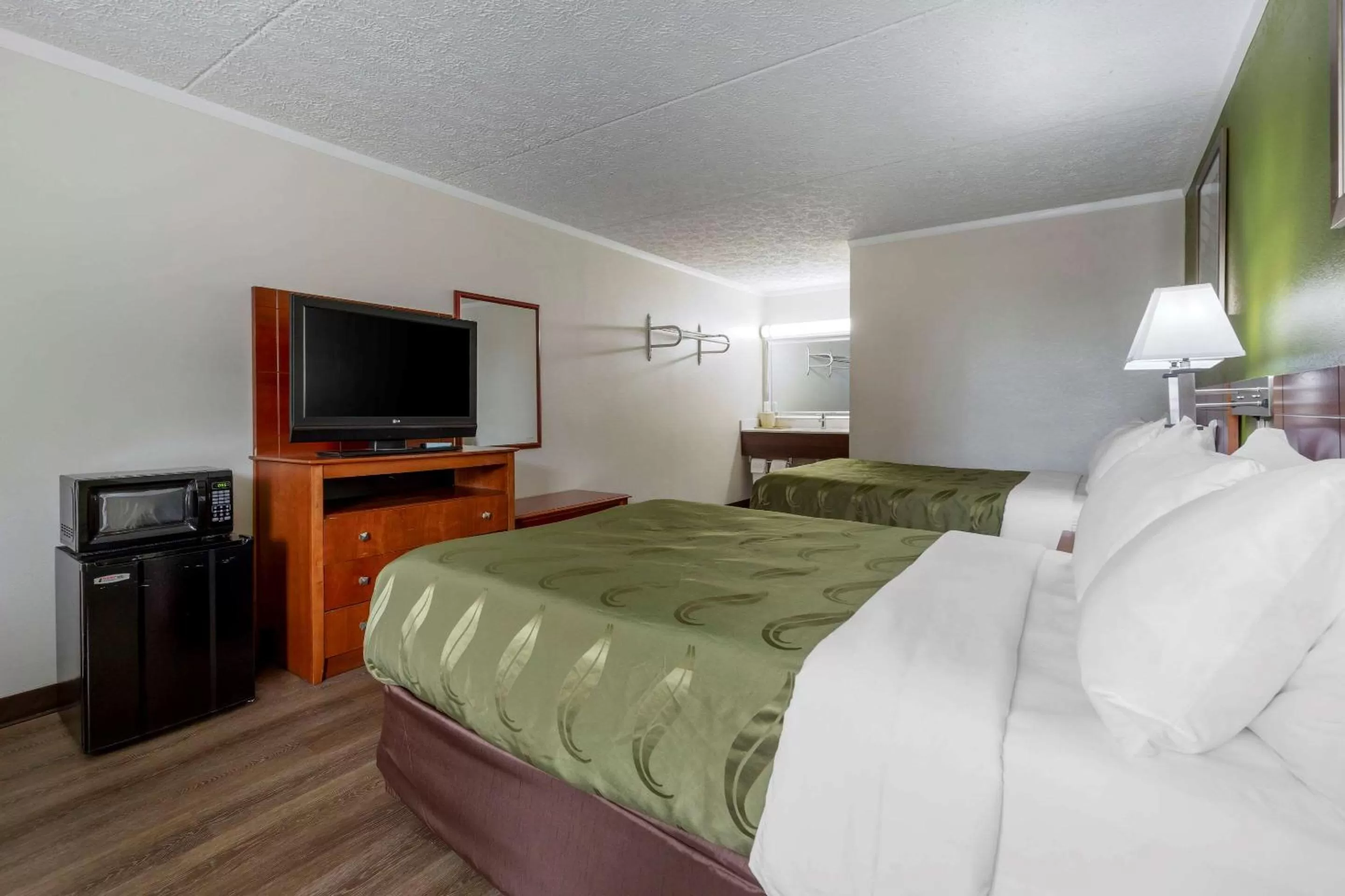 Bedroom, Bed in Quality Inn - Roxboro South
