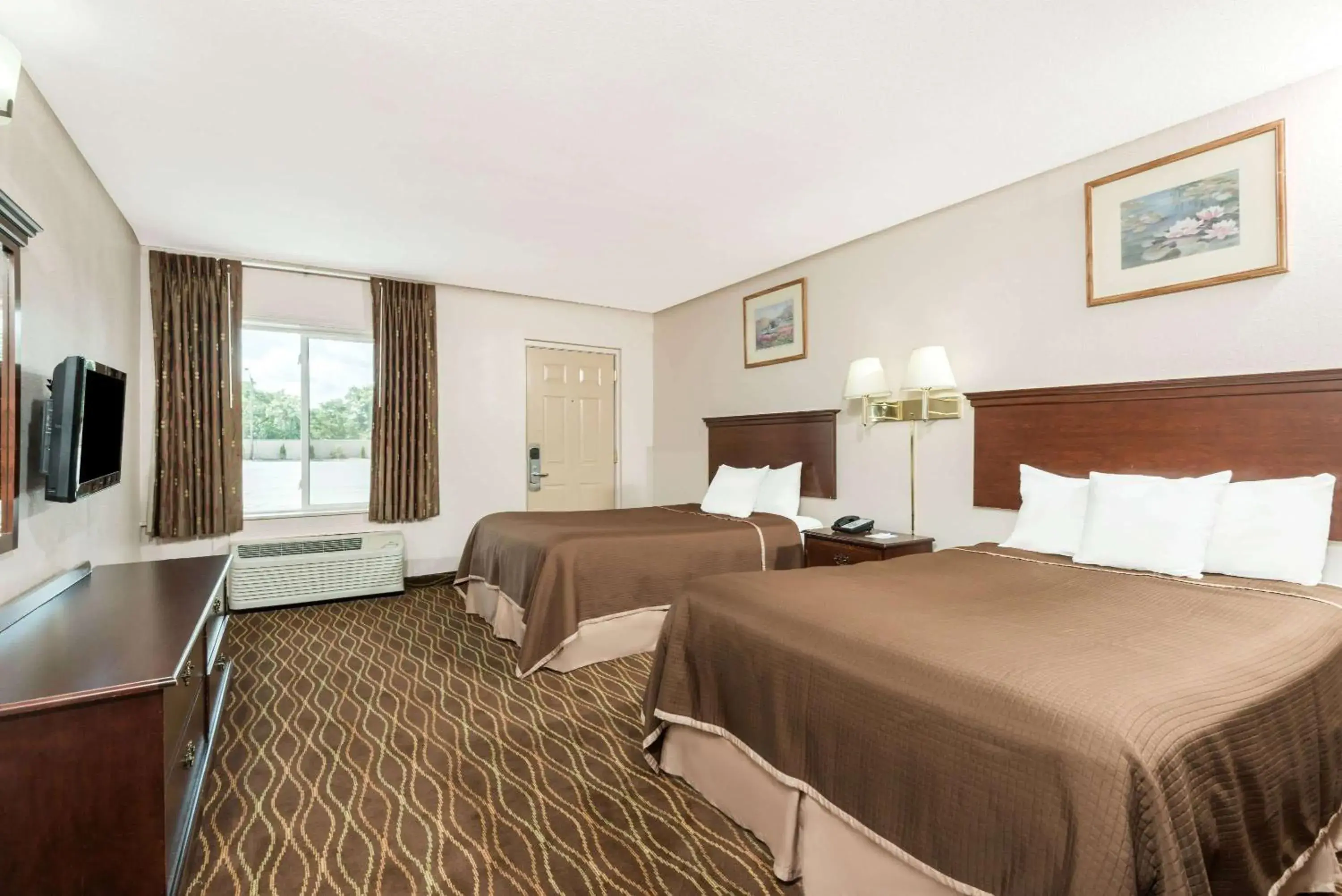 Photo of the whole room, Bed in Howard Johnson by Wyndham Springfield