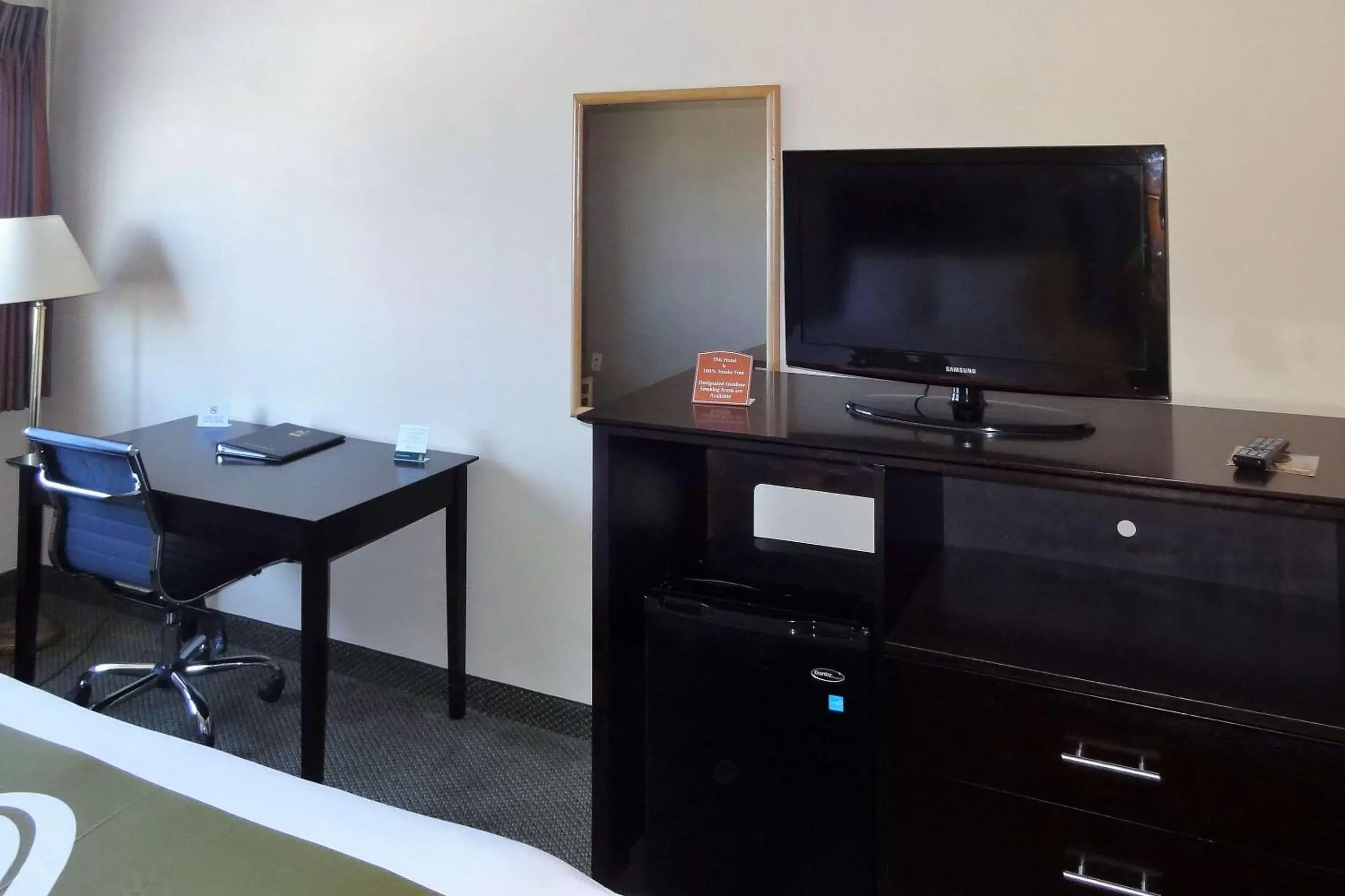 Photo of the whole room, TV/Entertainment Center in Quality Inn Tulalip - Marysville