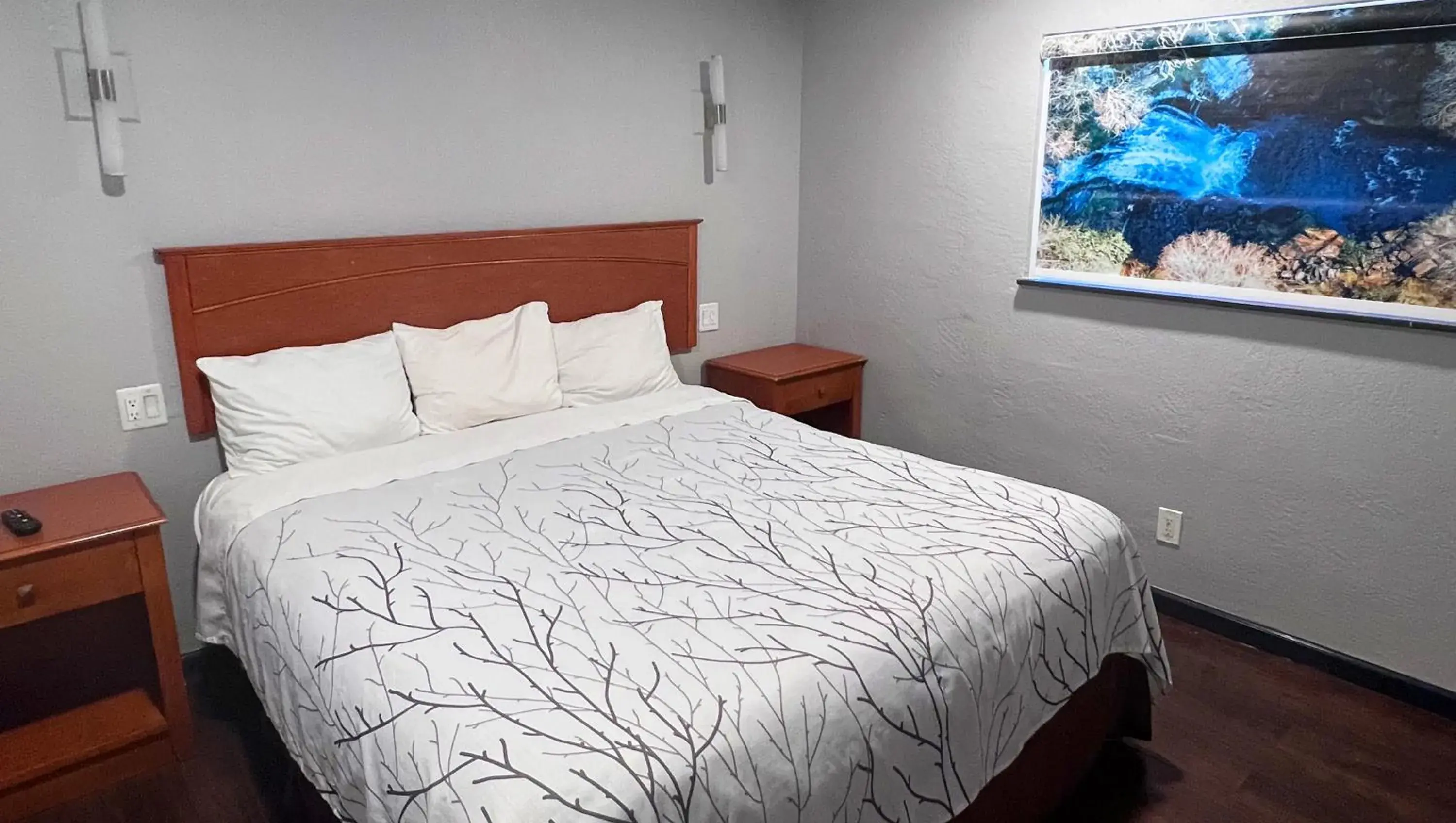 Bed in Anchorage Inn Lakeport Bed in Anchorage Inn Lakeport