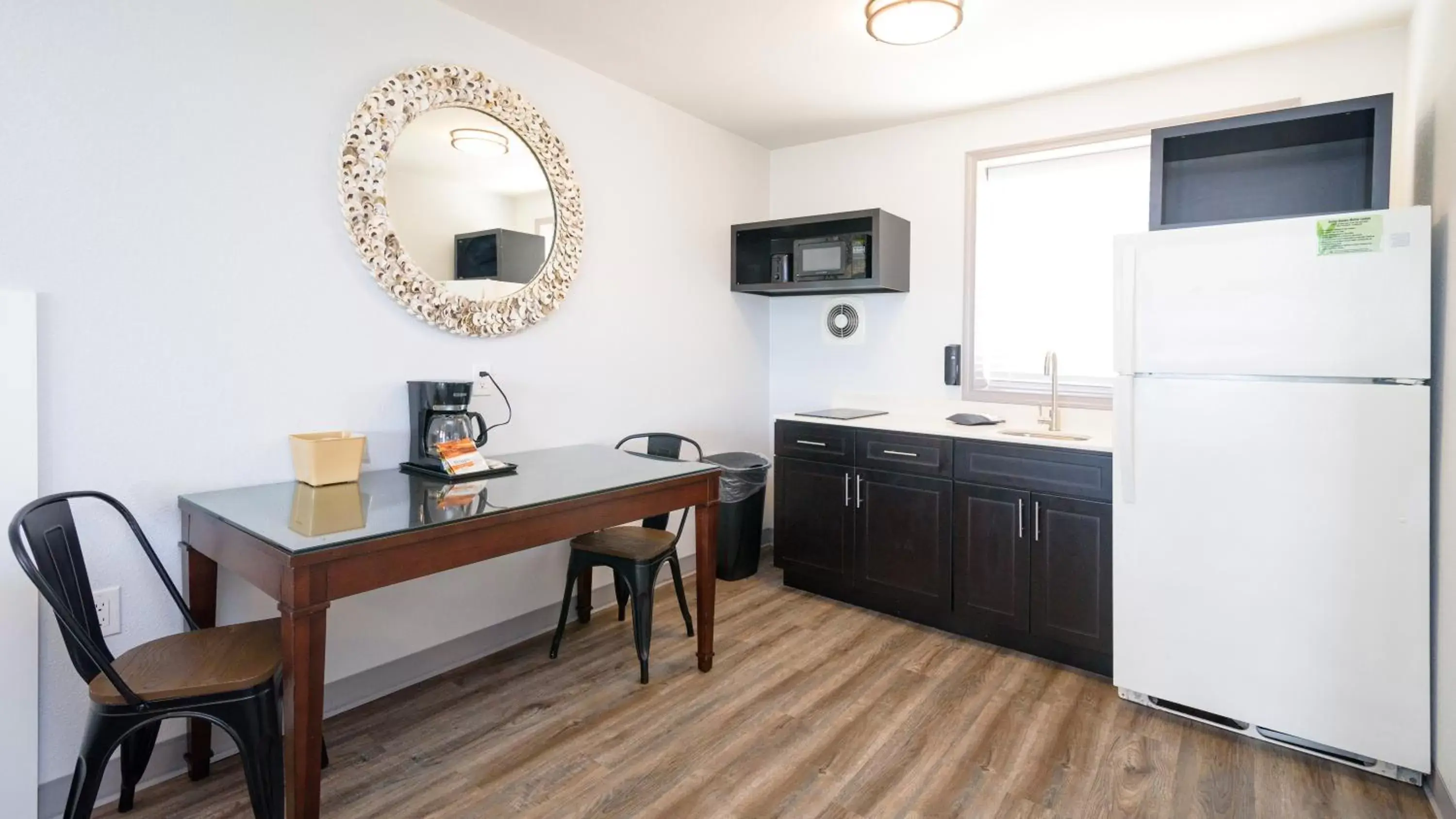 Kitchen/Kitchenette in Outer Banks Motor Lodge