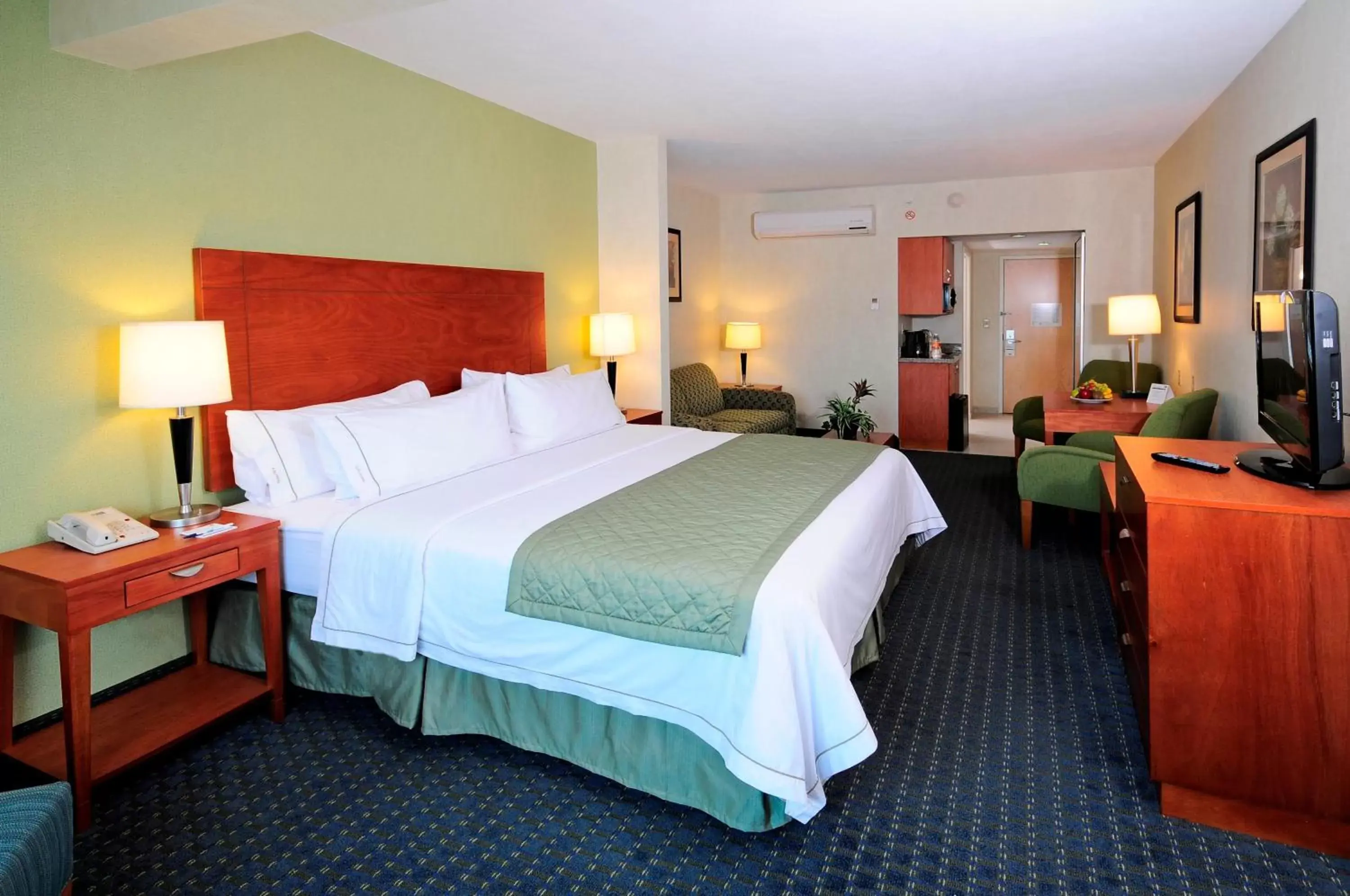 Photo of the whole room, Bed in Holiday Inn Express & Suites Toluca Zona Aeropuerto, an IHG Hotel