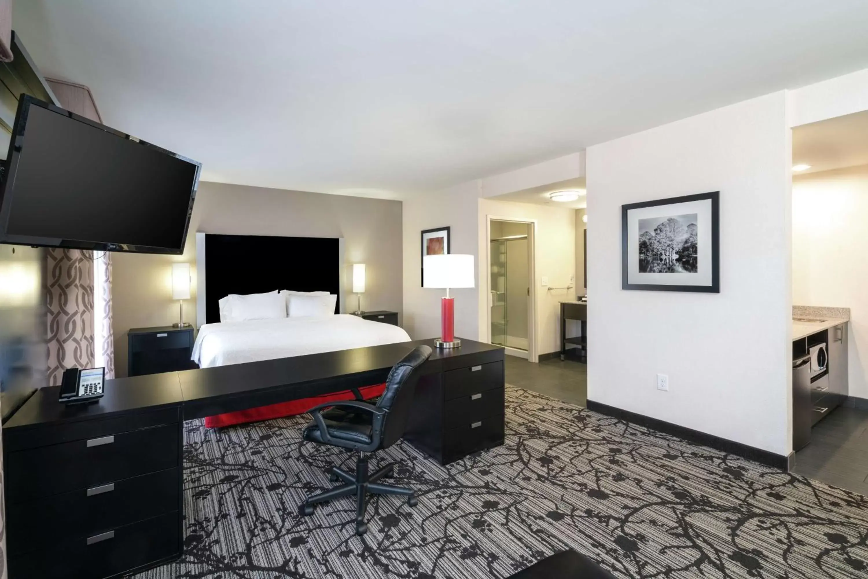 Bedroom in Hampton Inn and Suites Roanoke Airport/Valley View Mall