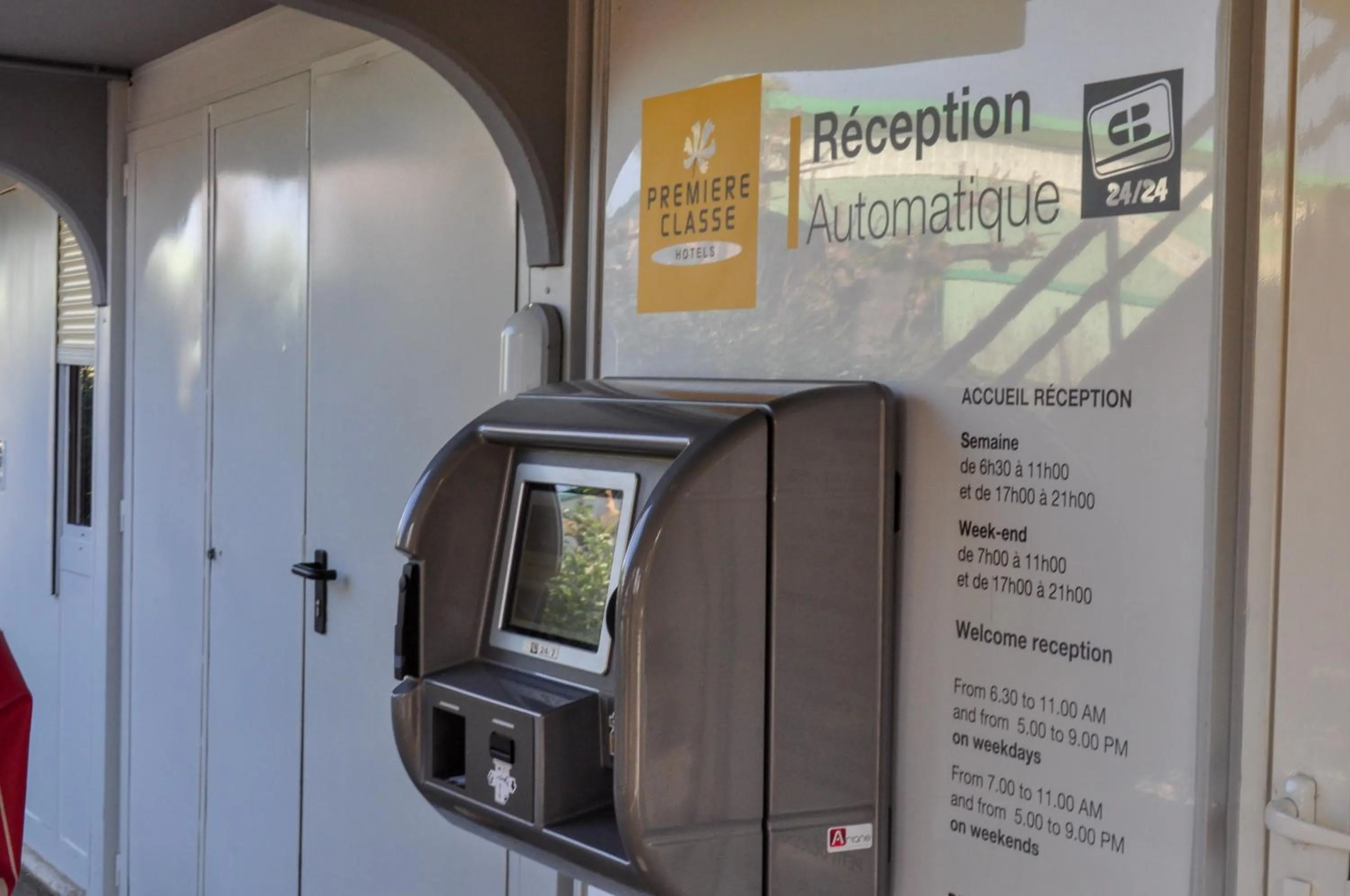 Lobby or reception in Premiere Classe Sete - Balaruc