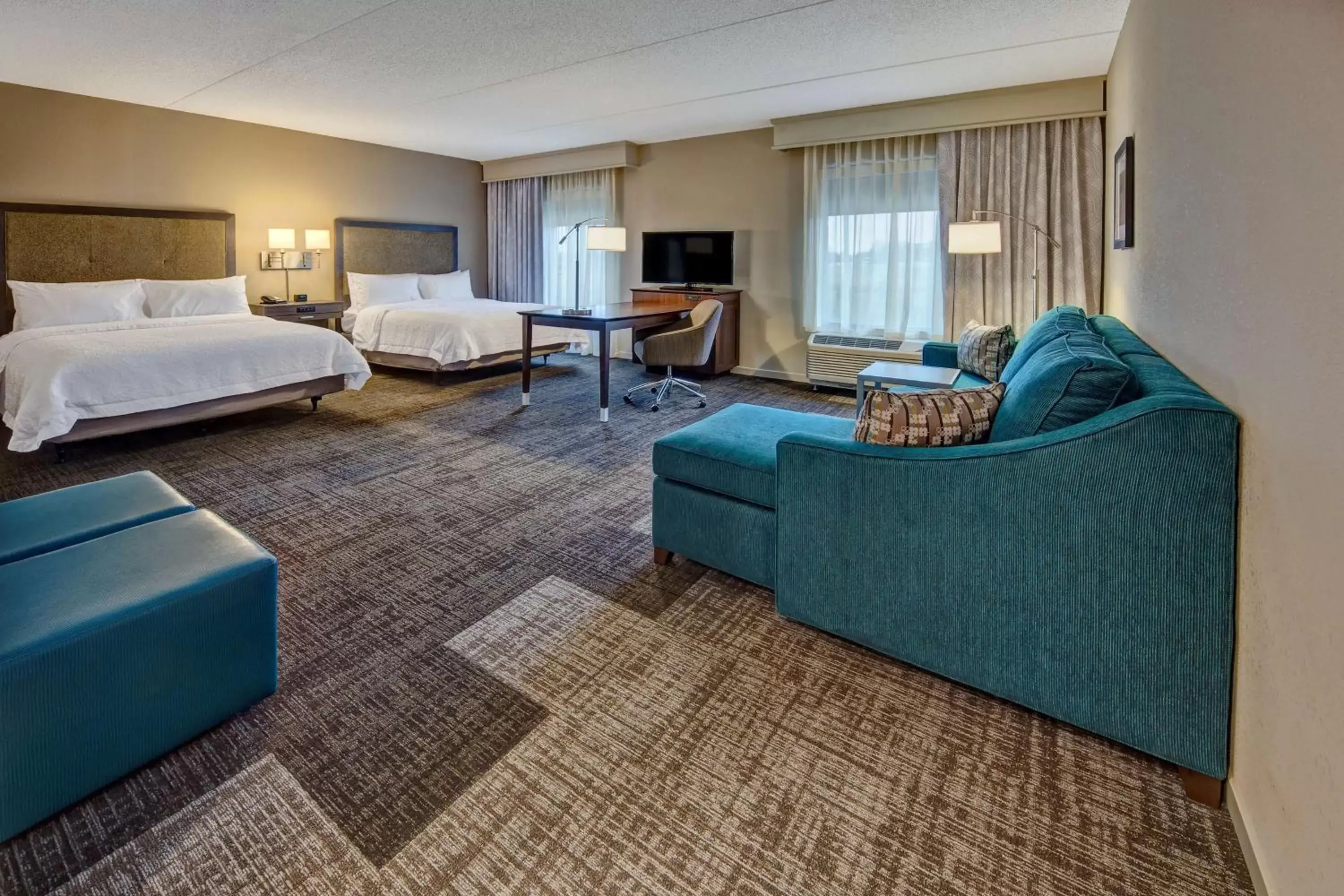 Bed, Seating Area in Hampton Inn & Suites By Hilton Nashville Hendersonville Tn